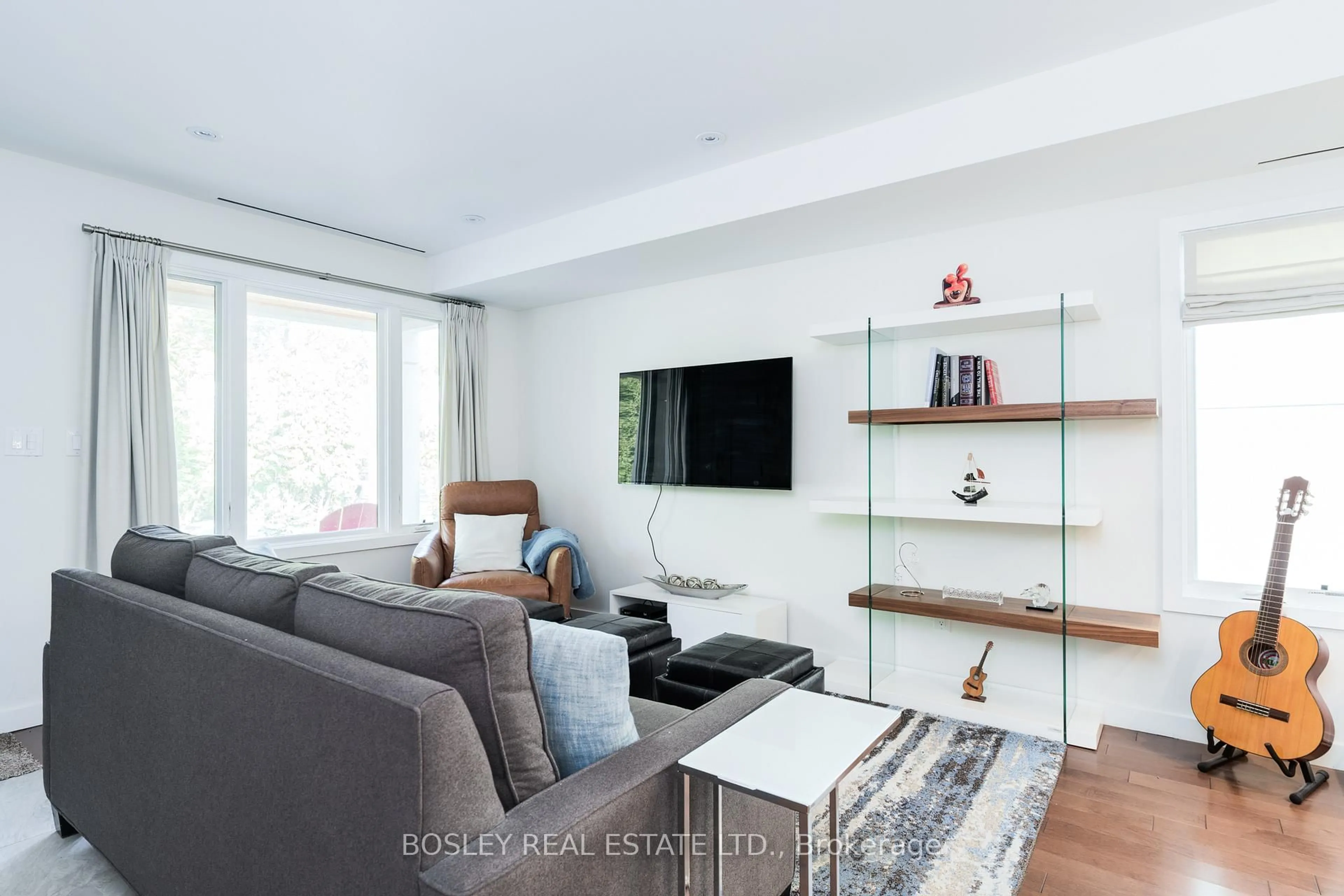 Living room with furniture, wood/laminate floor for 124 Coleridge Ave, Toronto Ontario M4C 4H6