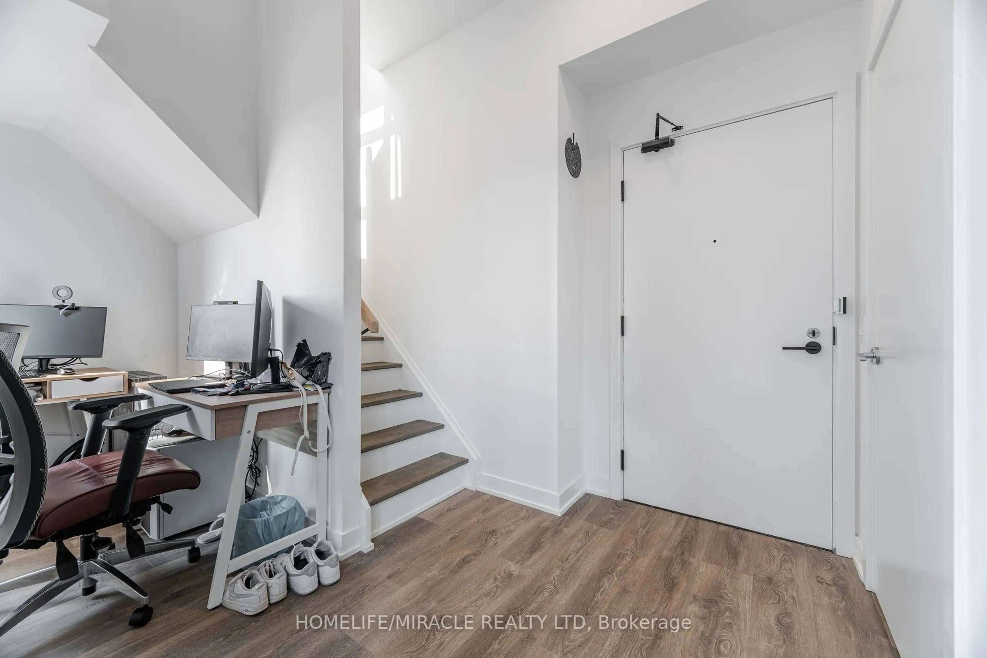 Indoor entryway for 1604 Charles St #114, Whitby Ontario L1N 1B9
