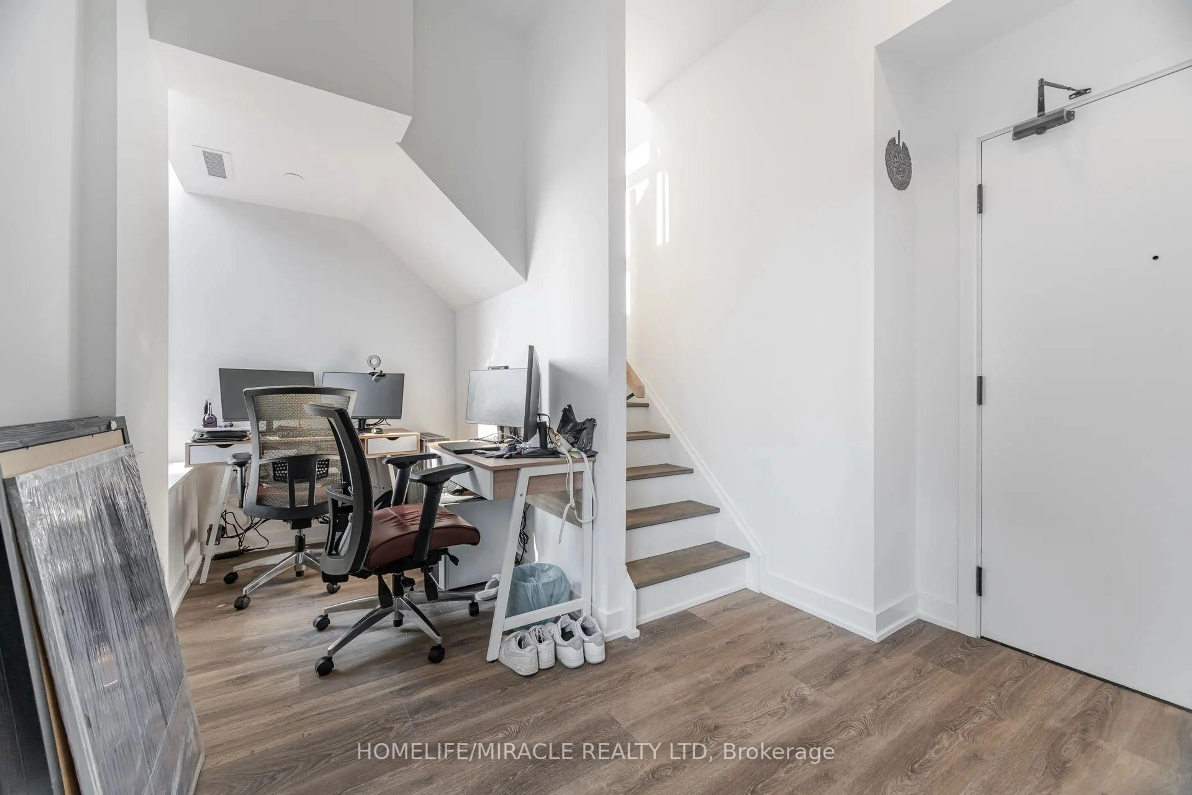Unknown for 1604 Charles St #114, Whitby Ontario L1N 1B9