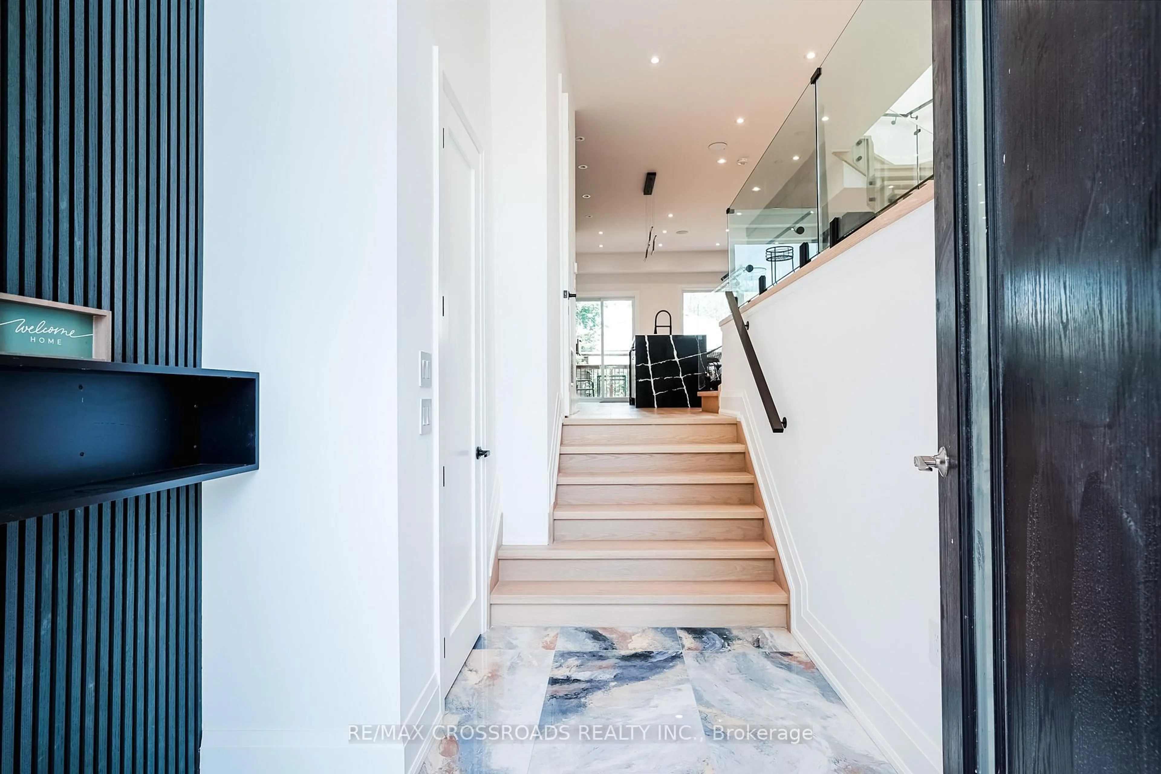 Indoor foyer for 106 Park St, Toronto Ontario M1N 2P1