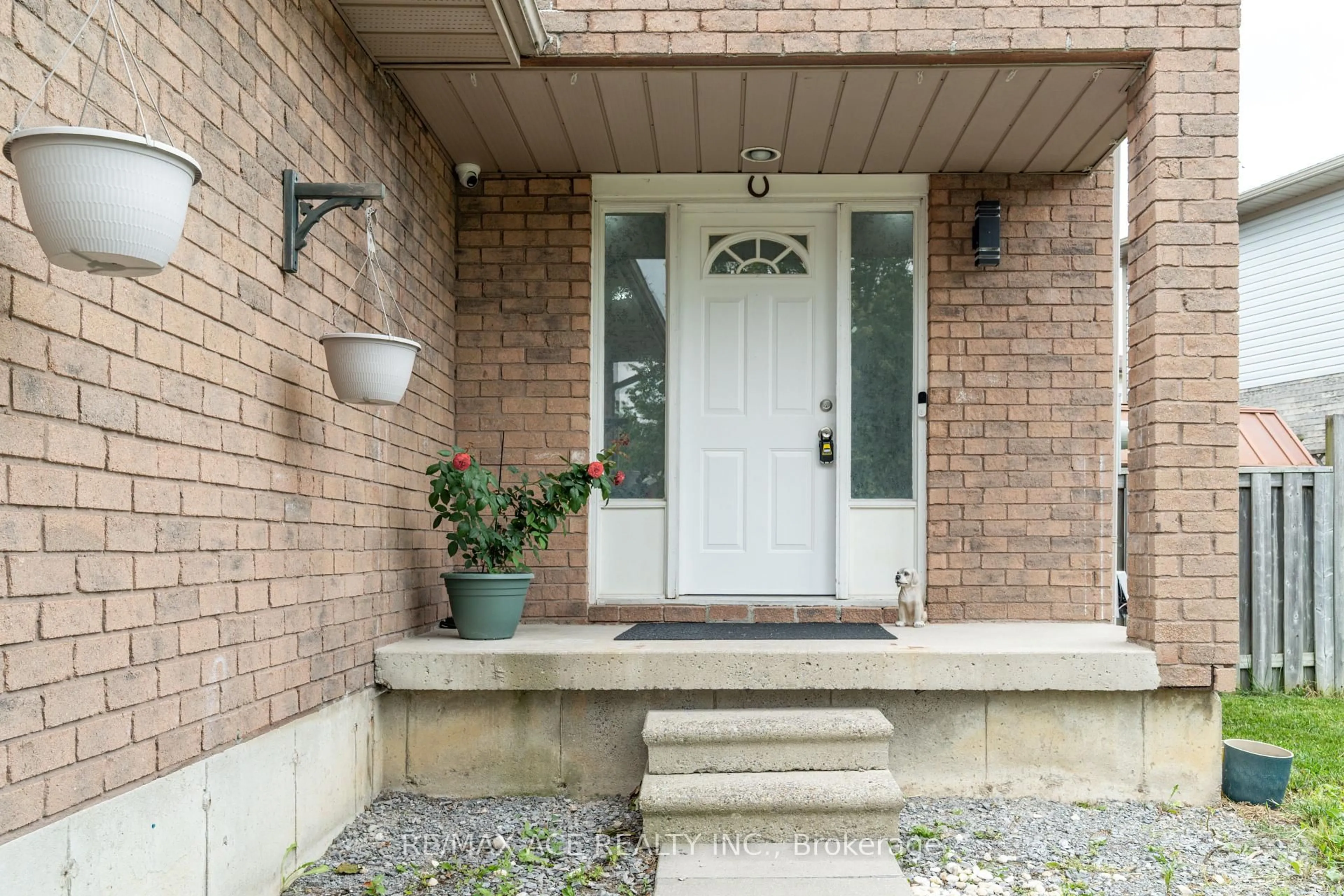Indoor entryway for 50 Soper Creek Dr, Clarington Ontario L1C 4K7