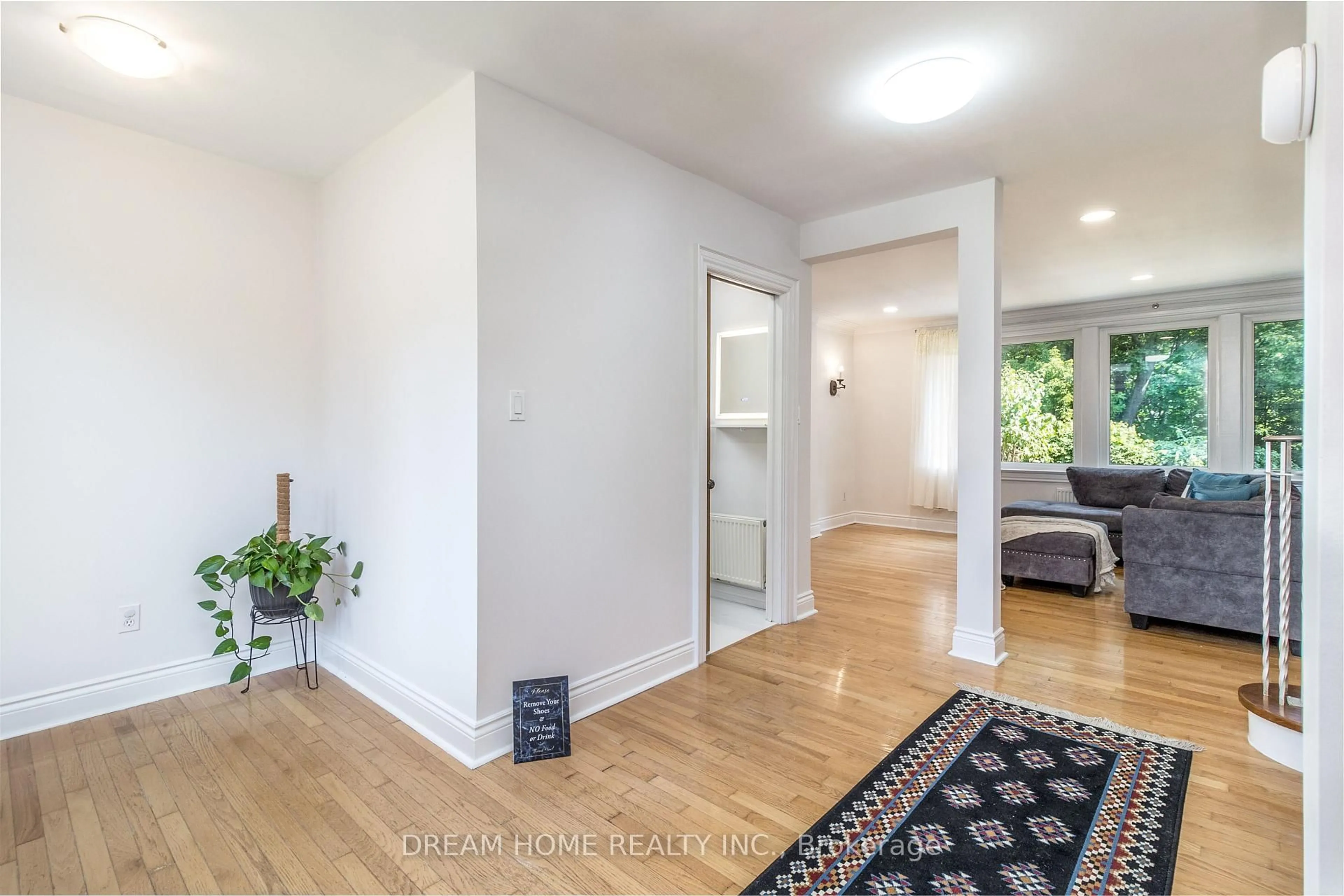 Indoor entryway for 37 Cliffside Dr, Toronto Ontario M1N 1K9