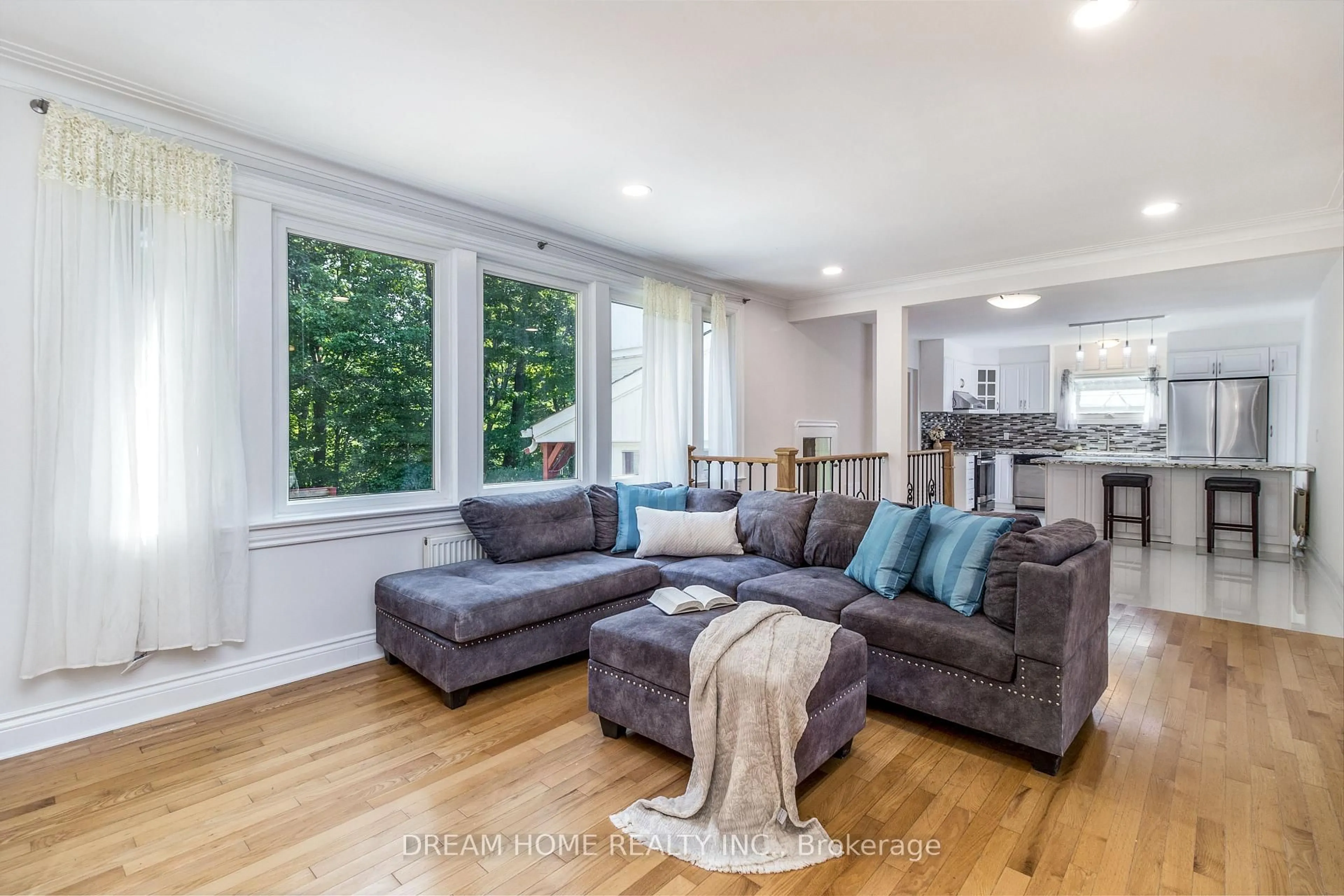 Living room with furniture, wood/laminate floor for 37 Cliffside Dr, Toronto Ontario M1N 1K9