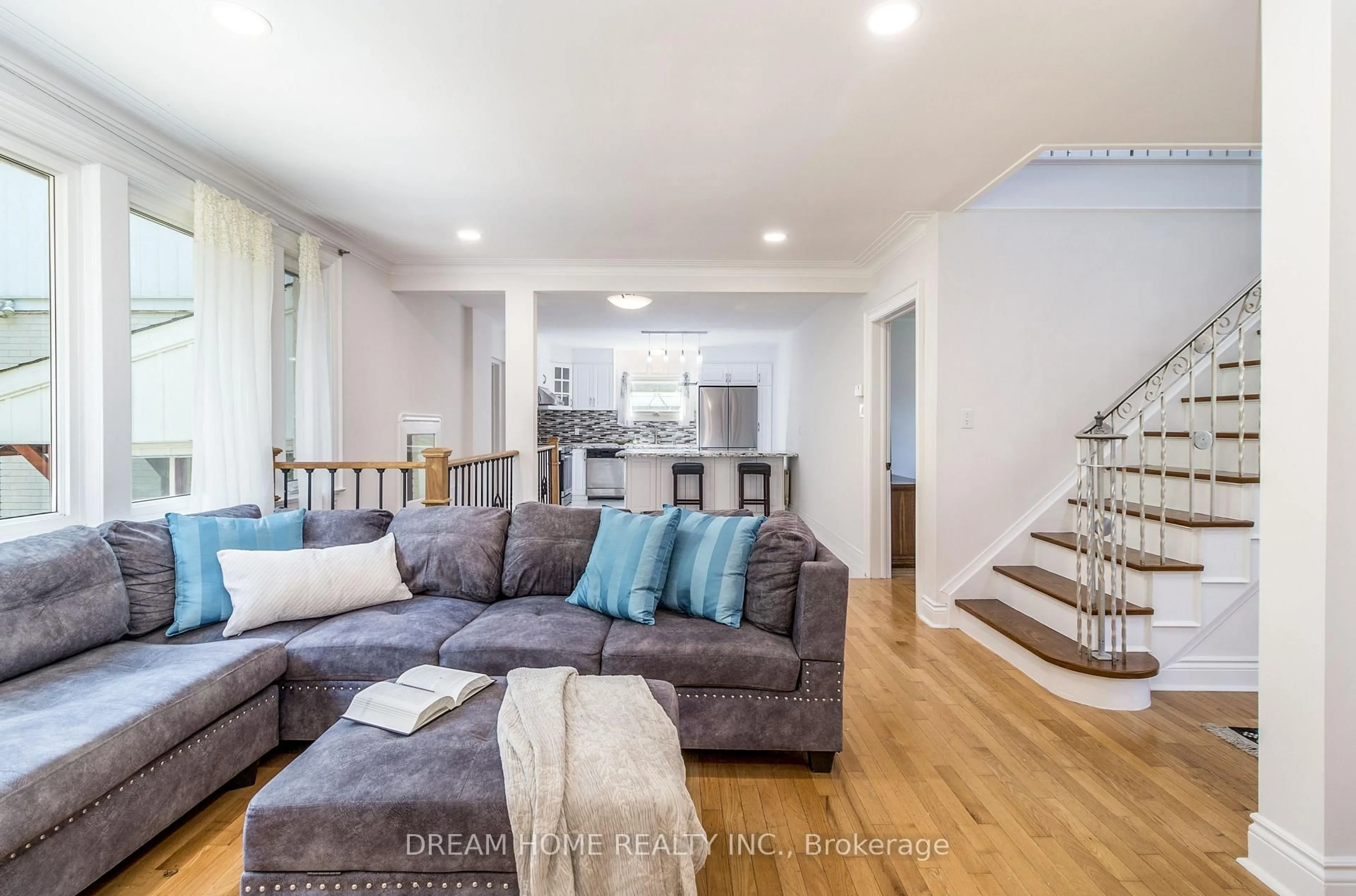 Living room with furniture, unknown for 37 Cliffside Dr, Toronto Ontario M1N 1K9