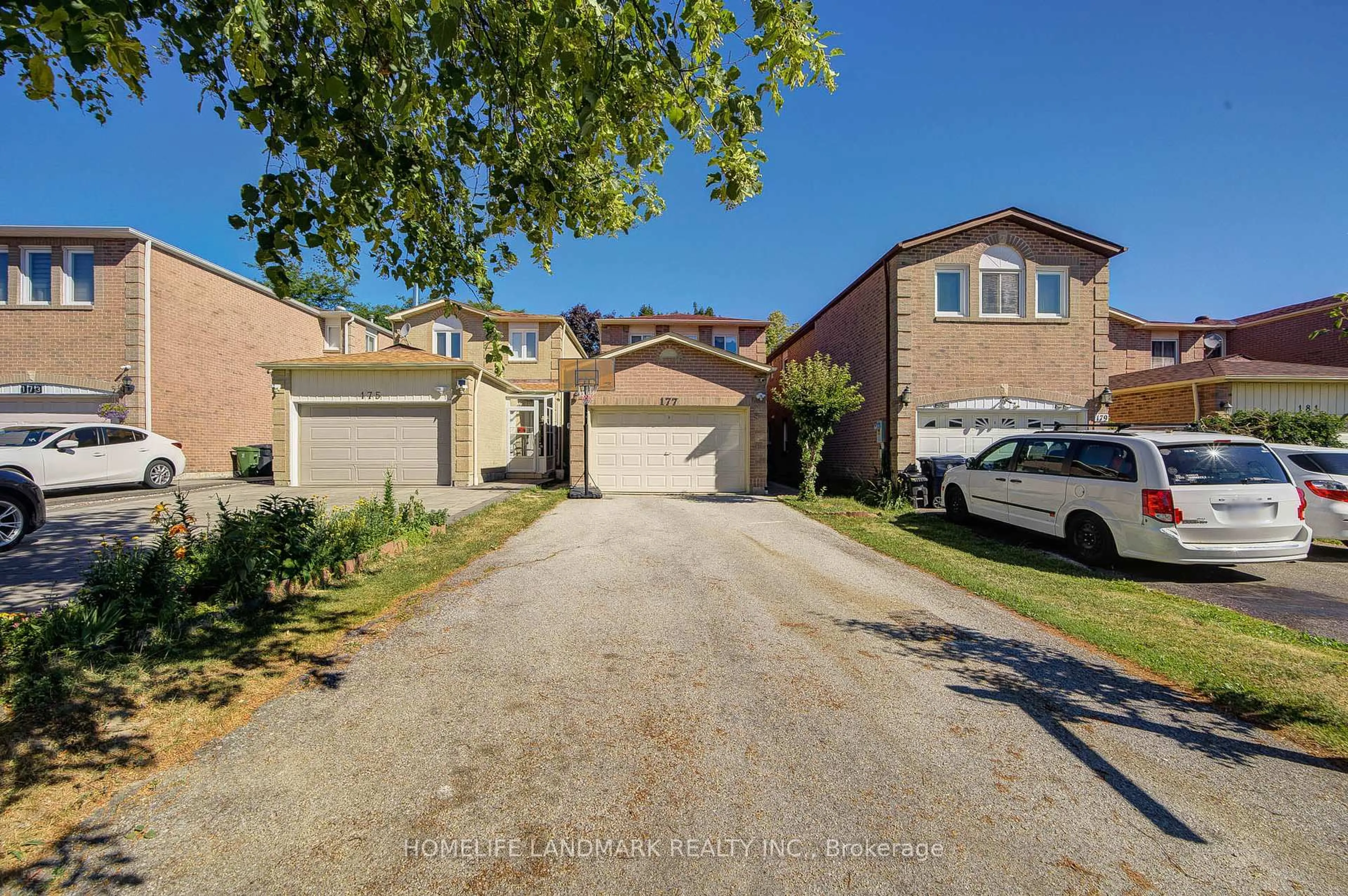 A pic from outside/outdoor area/front of a property/back of a property/a pic from drone, street for 177 Roxanne Cres, Toronto Ontario M1V 4G8