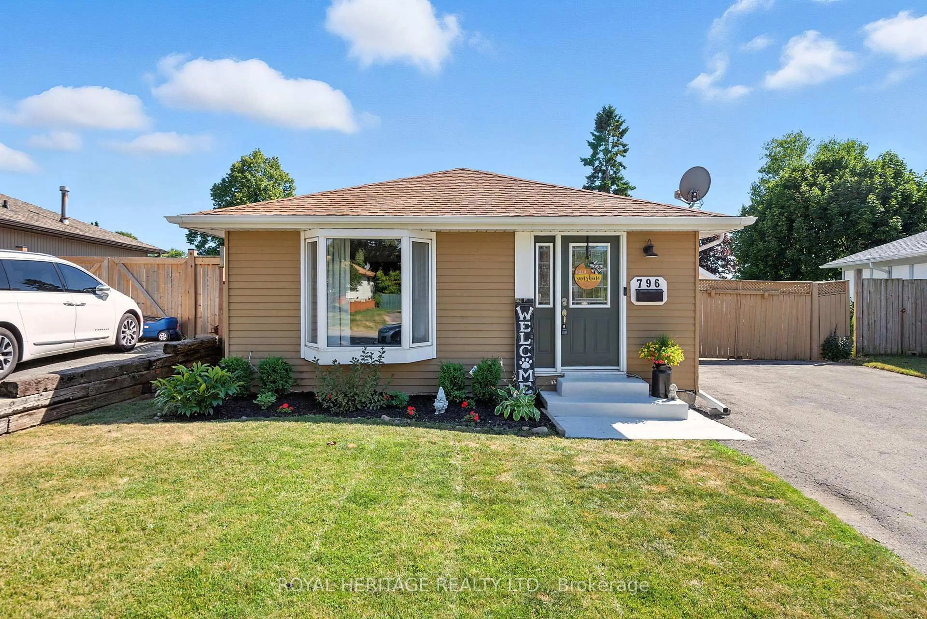 Home with vinyl exterior material, street for 796 Grandview Dr, Oshawa Ontario L1H 7W7