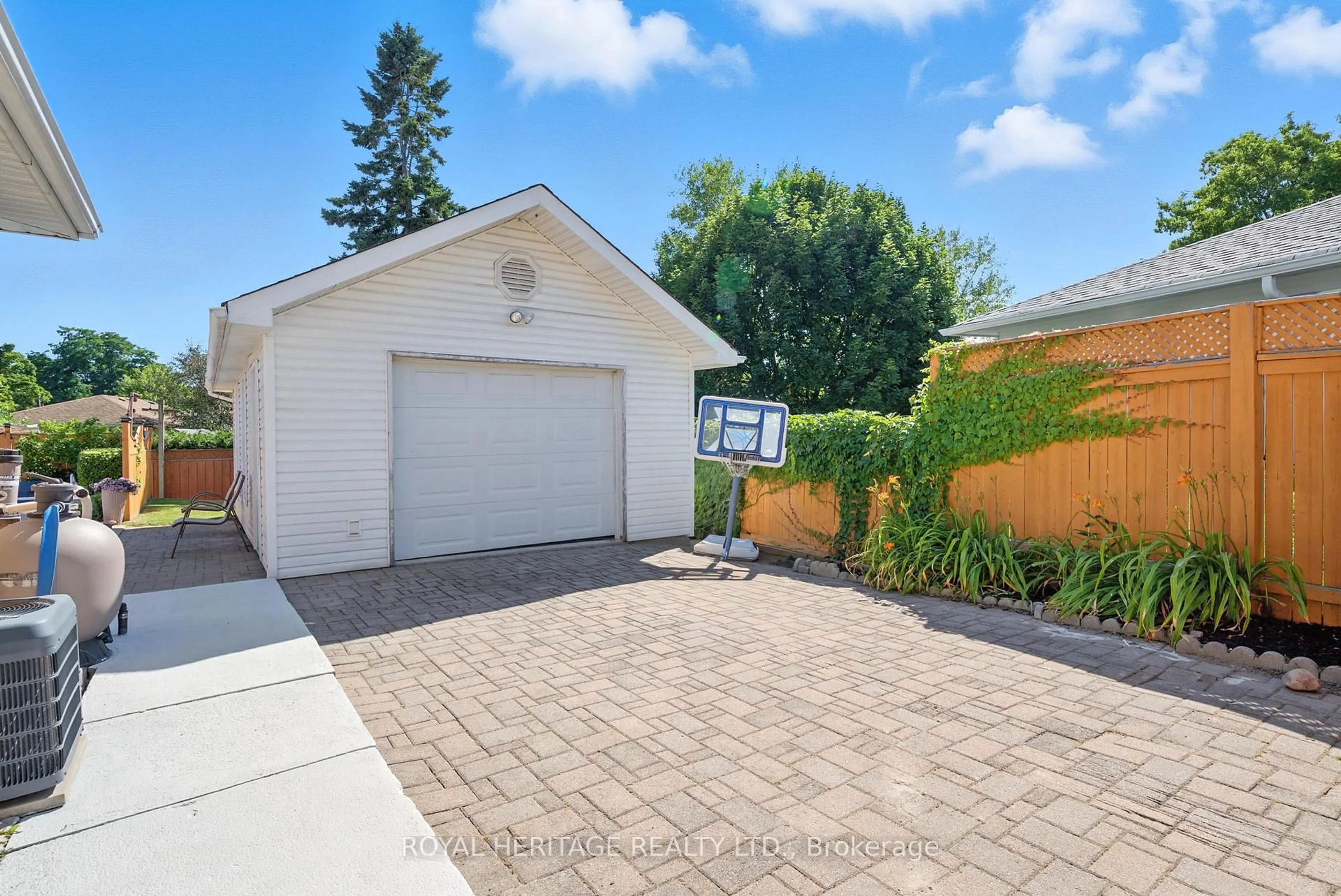 A pic from outside/outdoor area/front of a property/back of a property/a pic from drone, street for 796 Grandview Dr, Oshawa Ontario L1H 7W7