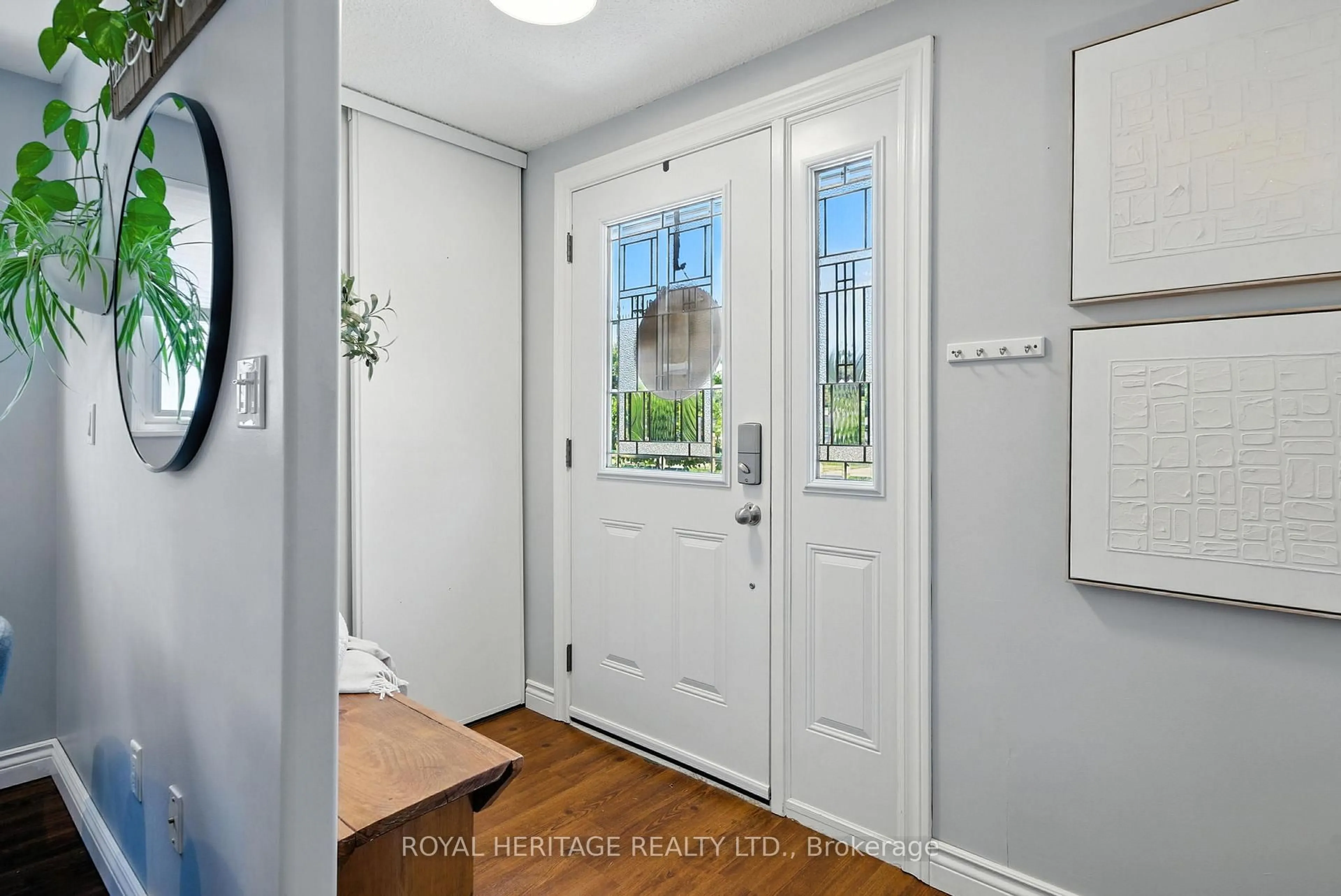 Indoor entryway for 796 Grandview Dr, Oshawa Ontario L1H 7W7