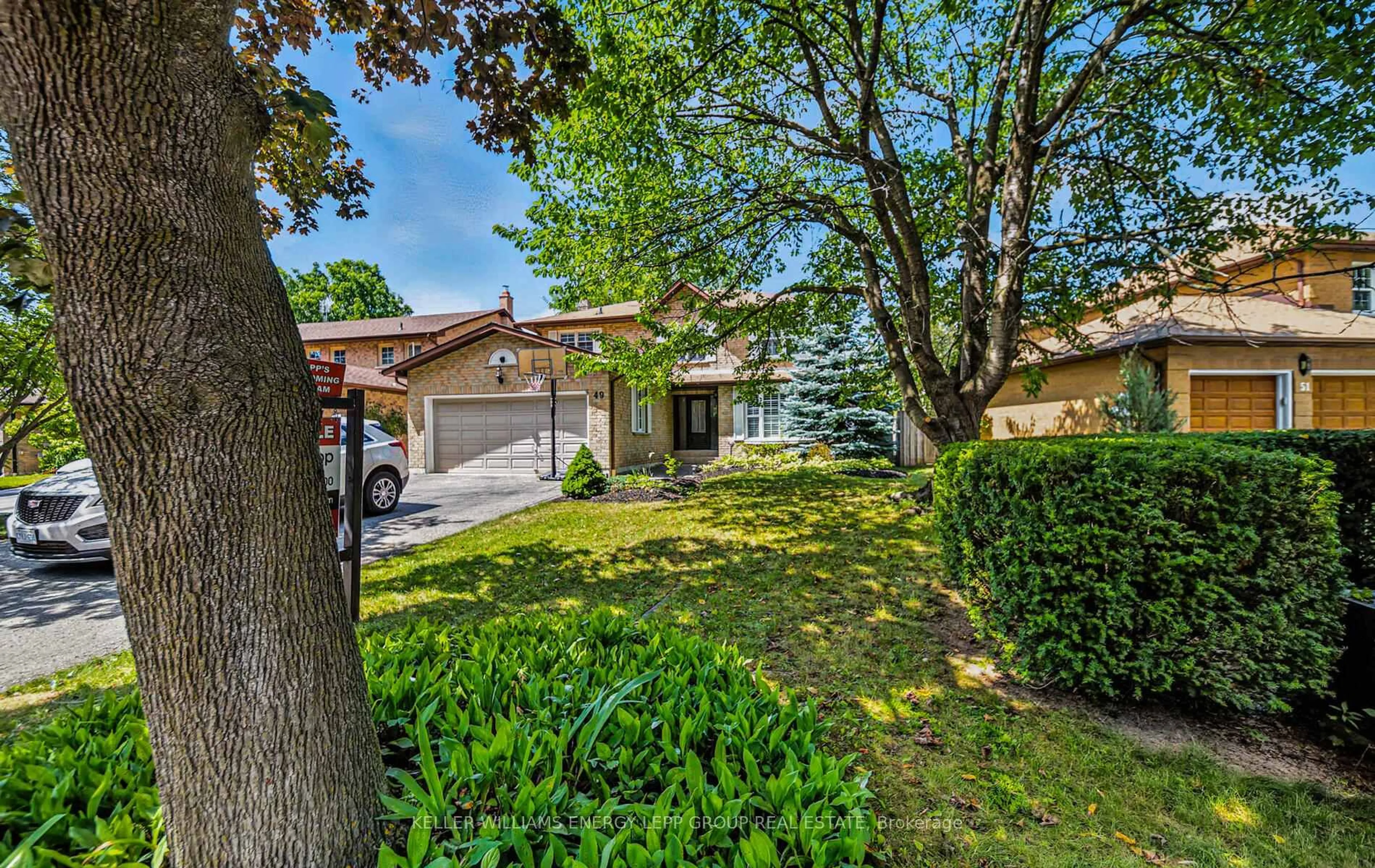 A pic from outside/outdoor area/front of a property/back of a property/a pic from drone, street for 49 Worfolk Pl, Whitby Ontario L1N 6Z2