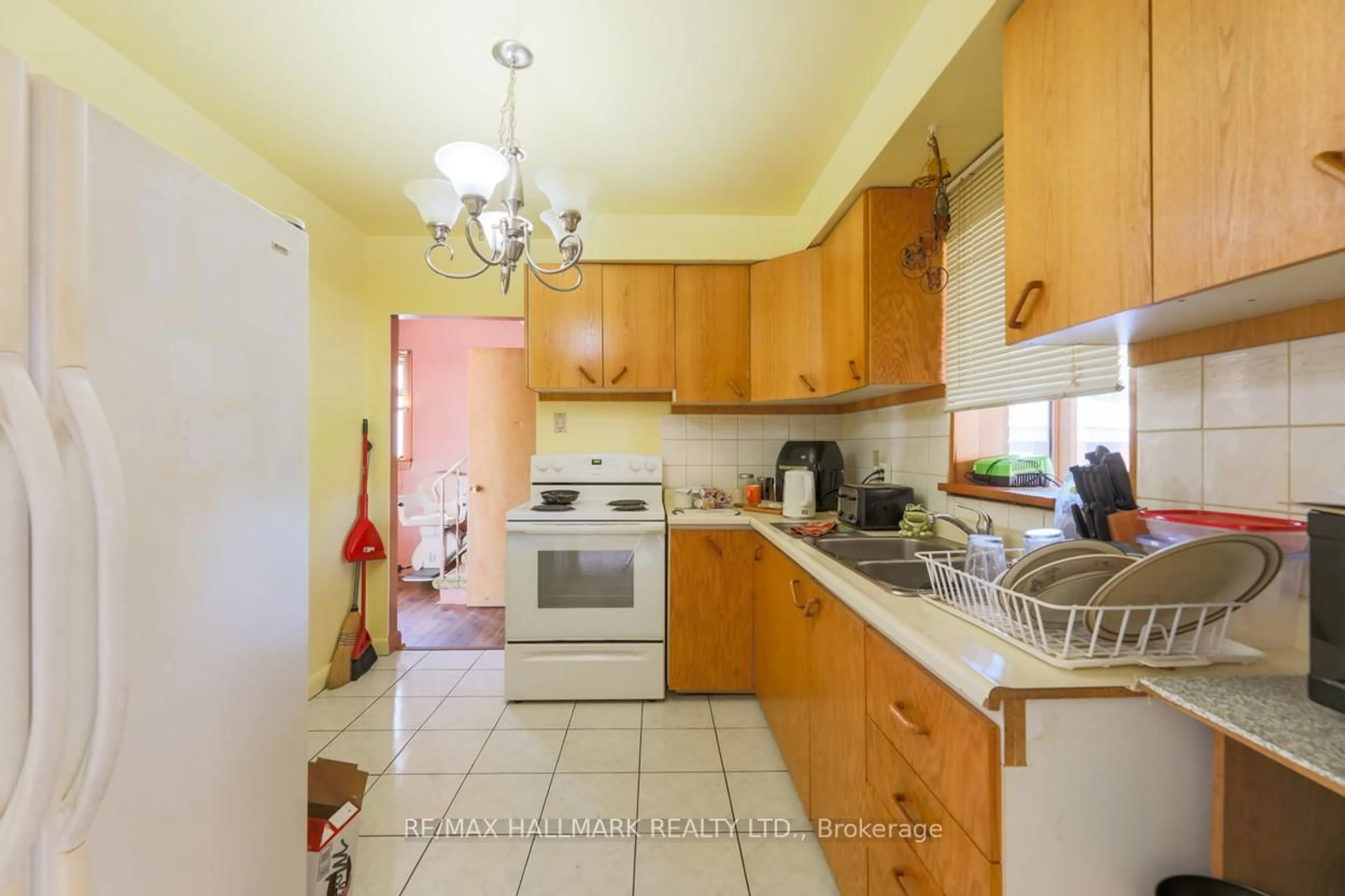 Standard kitchen, unknown for 50 Heale Ave, Toronto Ontario M1N 3X7