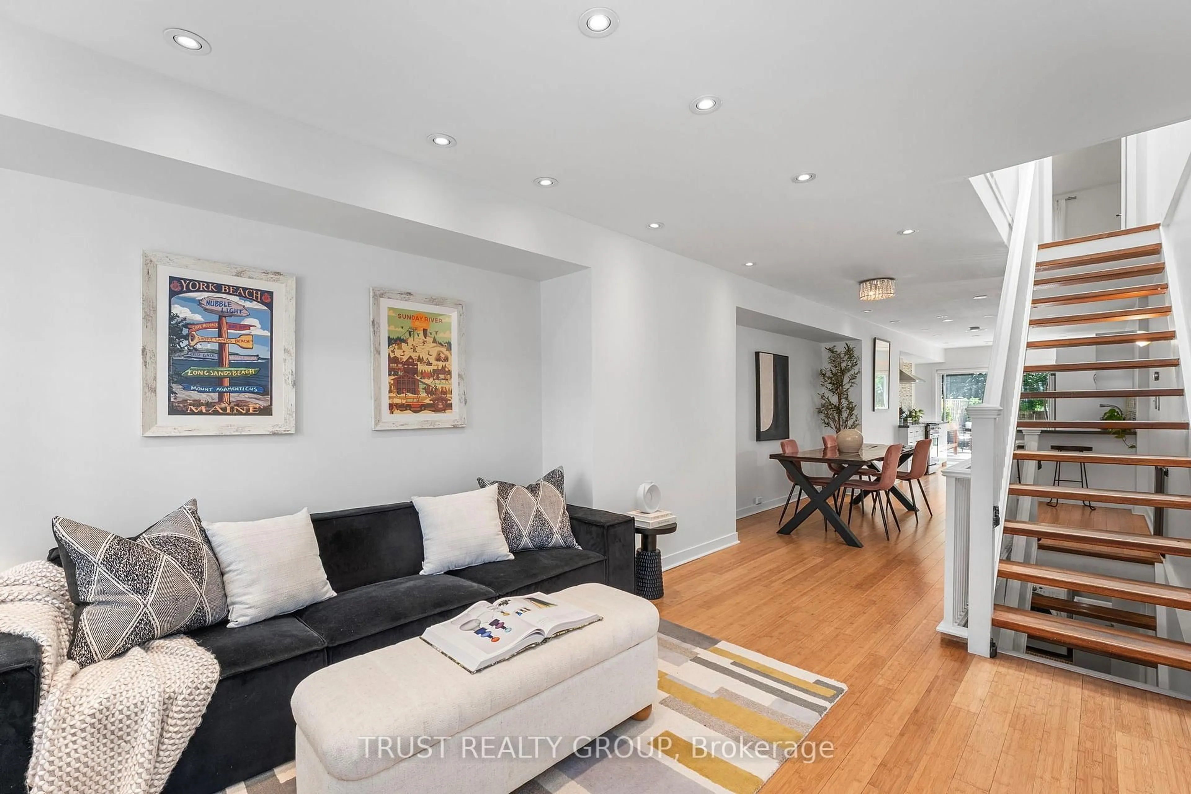 Living room with furniture, unknown for 31 Dunkirk Rd, Toronto Ontario M4C 2M1
