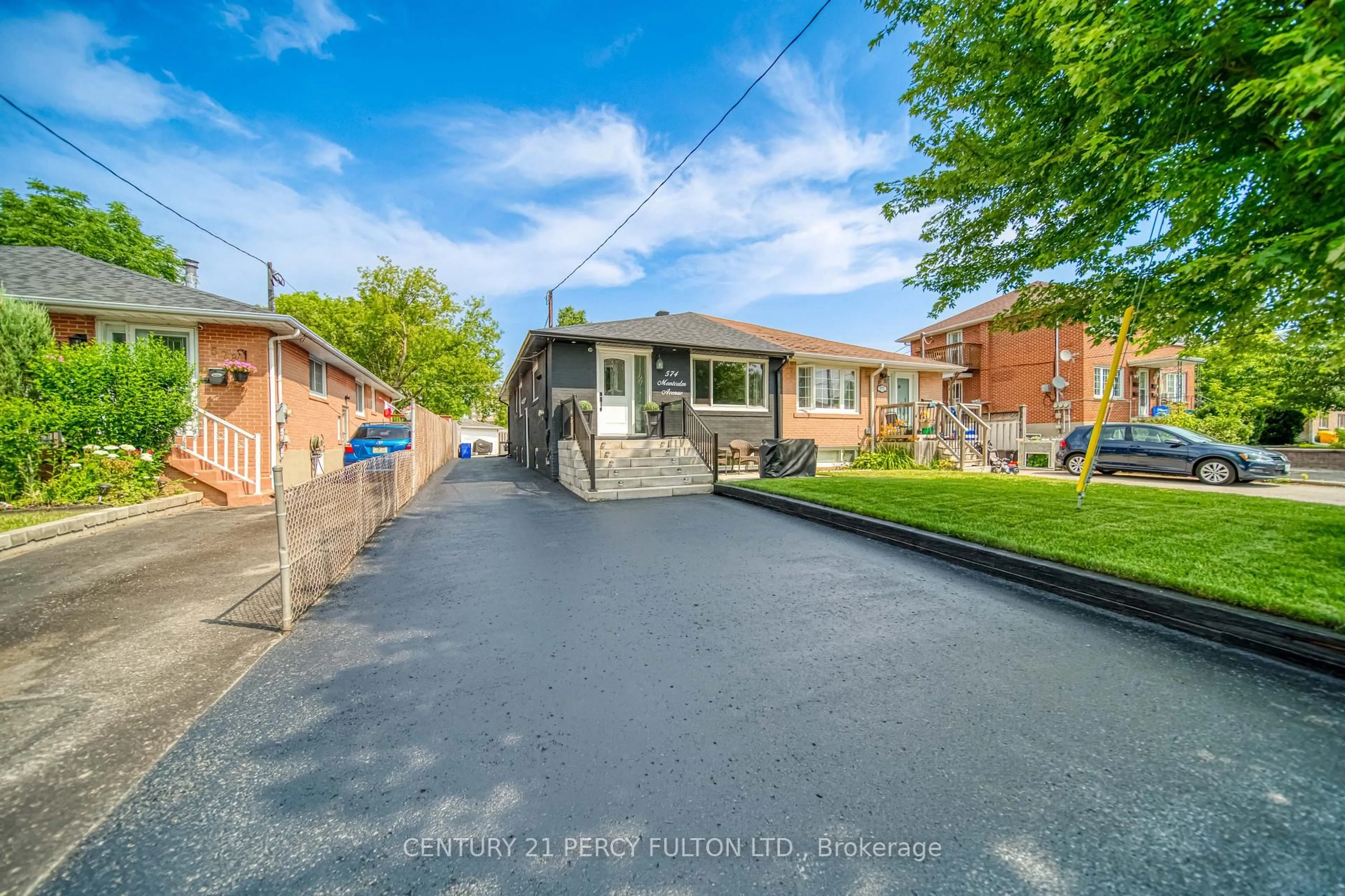 A pic from outside/outdoor area/front of a property/back of a property/a pic from drone, street for 574 Montcalm Ave, Oshawa Ontario L1J 2H1