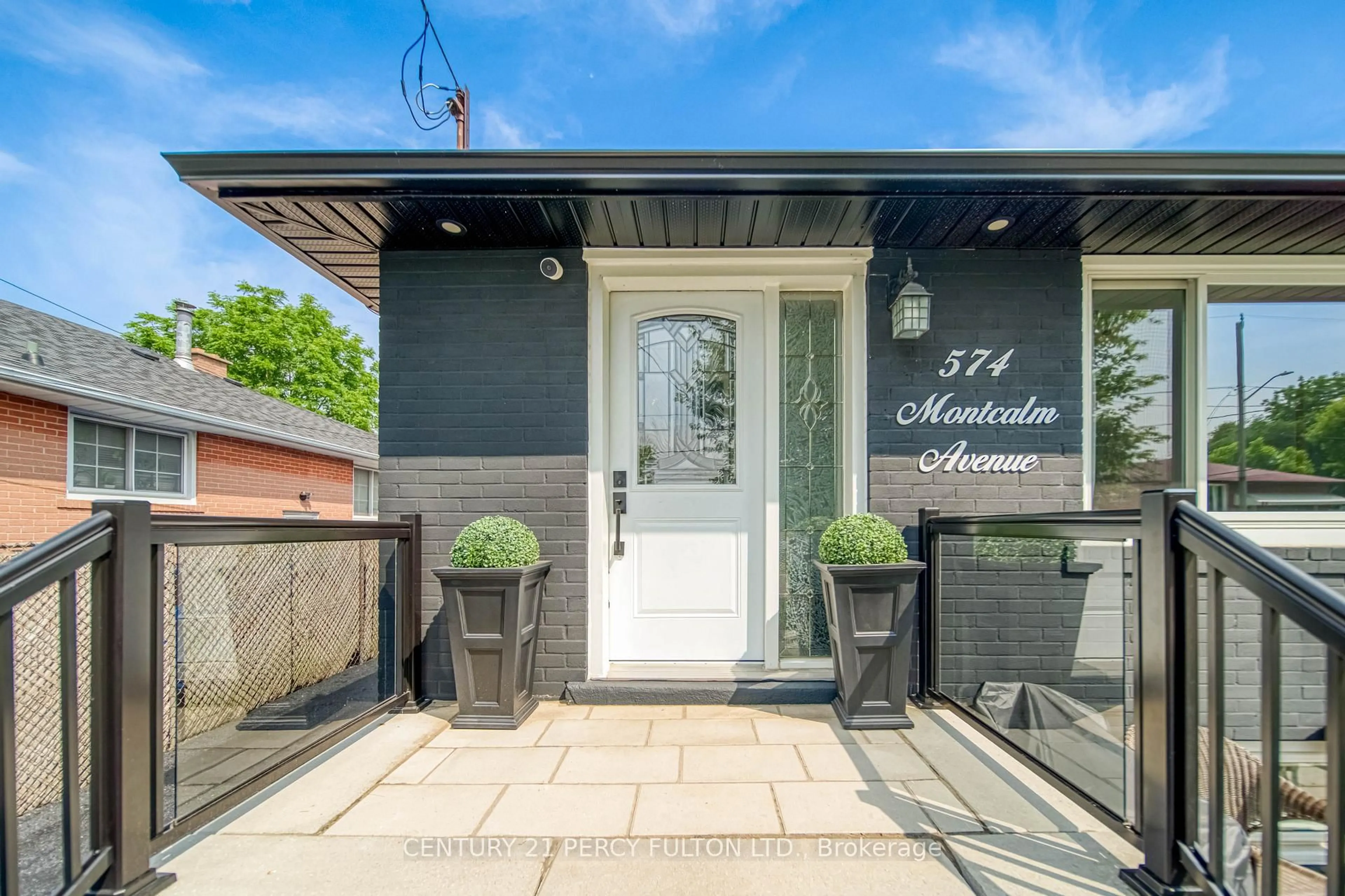 Indoor entryway for 574 Montcalm Ave, Oshawa Ontario L1J 2H1