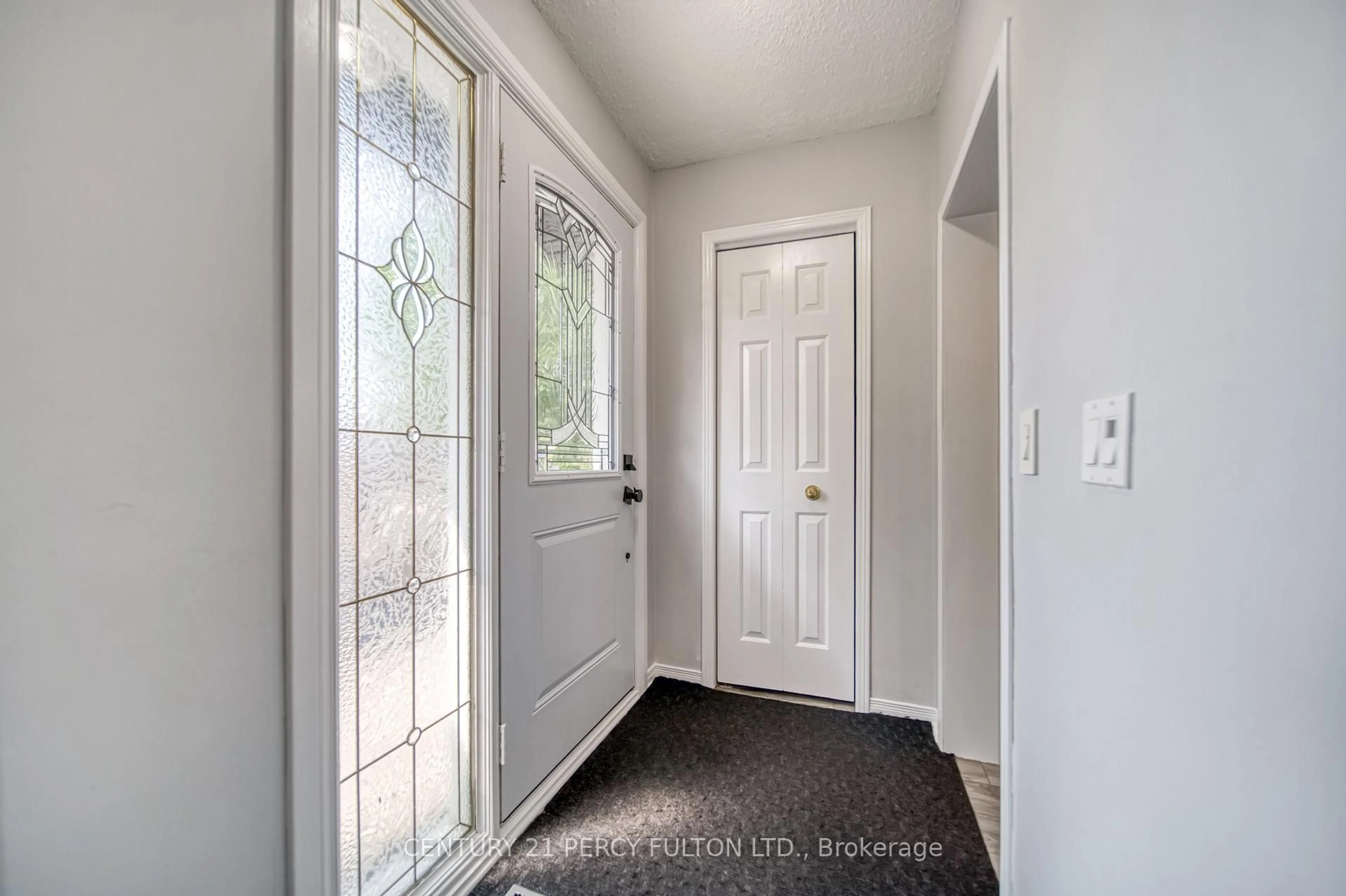 Indoor entryway for 574 Montcalm Ave, Oshawa Ontario L1J 2H1