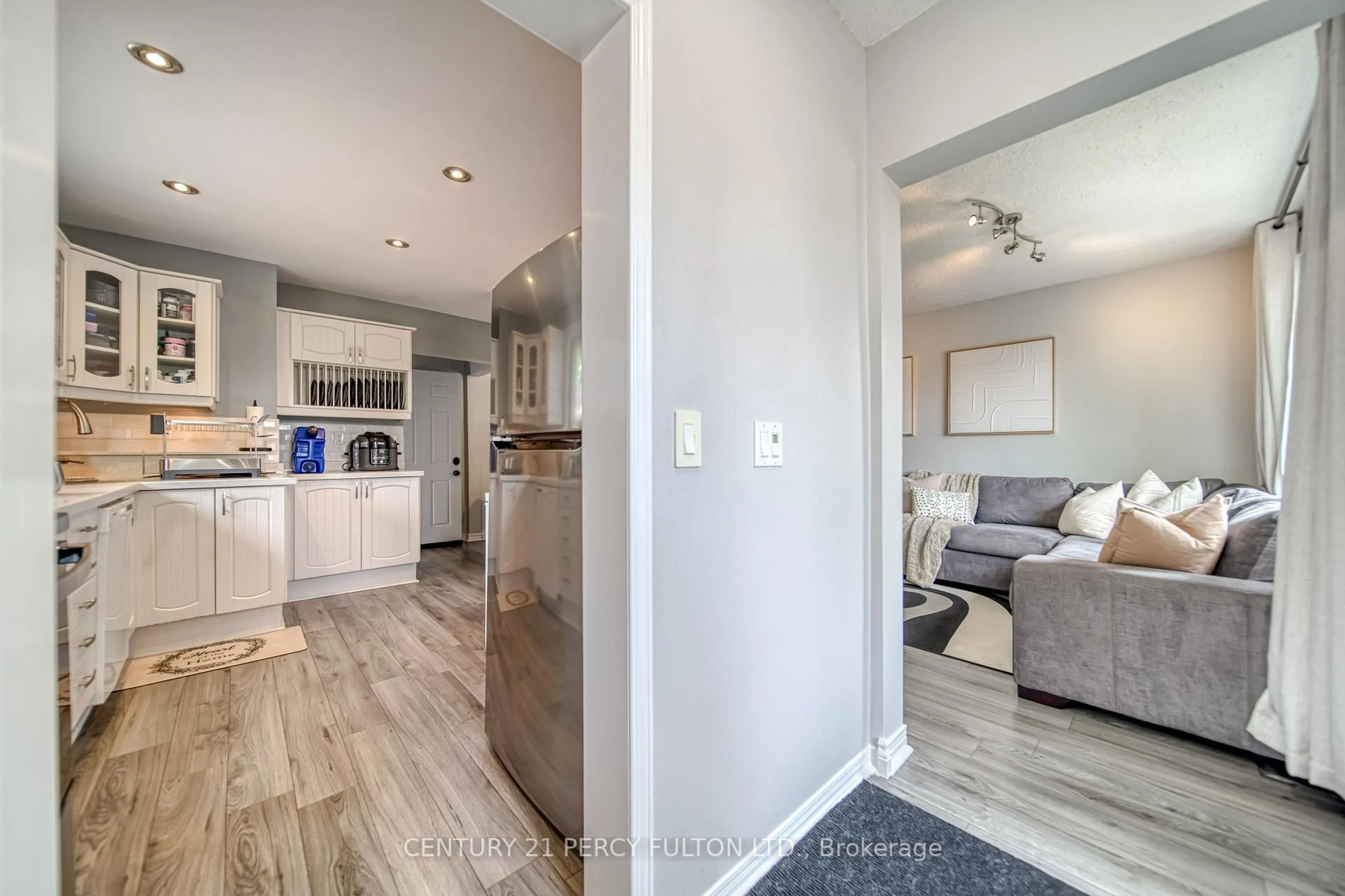 Open concept kitchen, unknown for 574 Montcalm Ave, Oshawa Ontario L1J 2H1