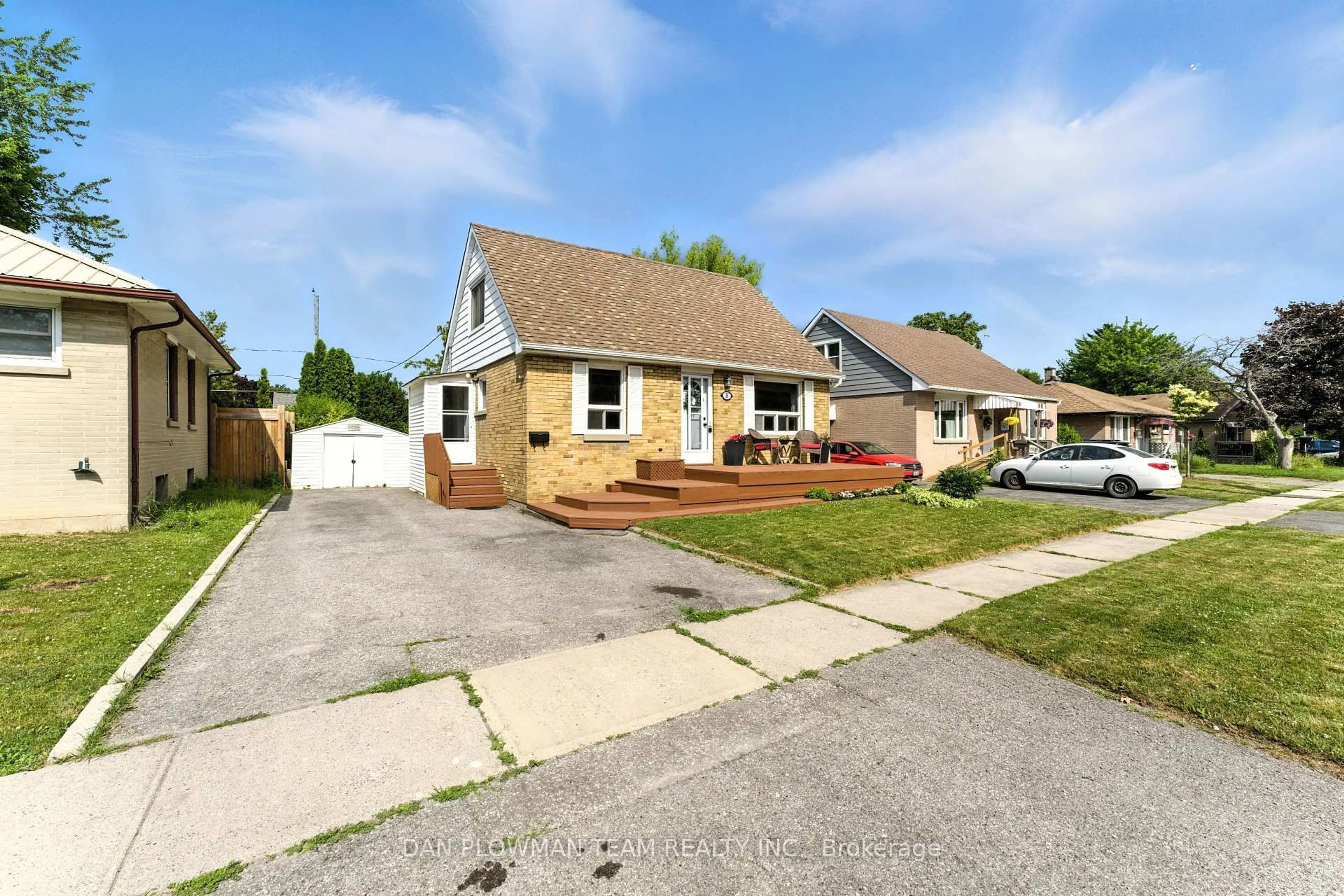 A pic from outside/outdoor area/front of a property/back of a property/a pic from drone, street for 36 Forest Rd, Ajax Ontario L1S 2N3