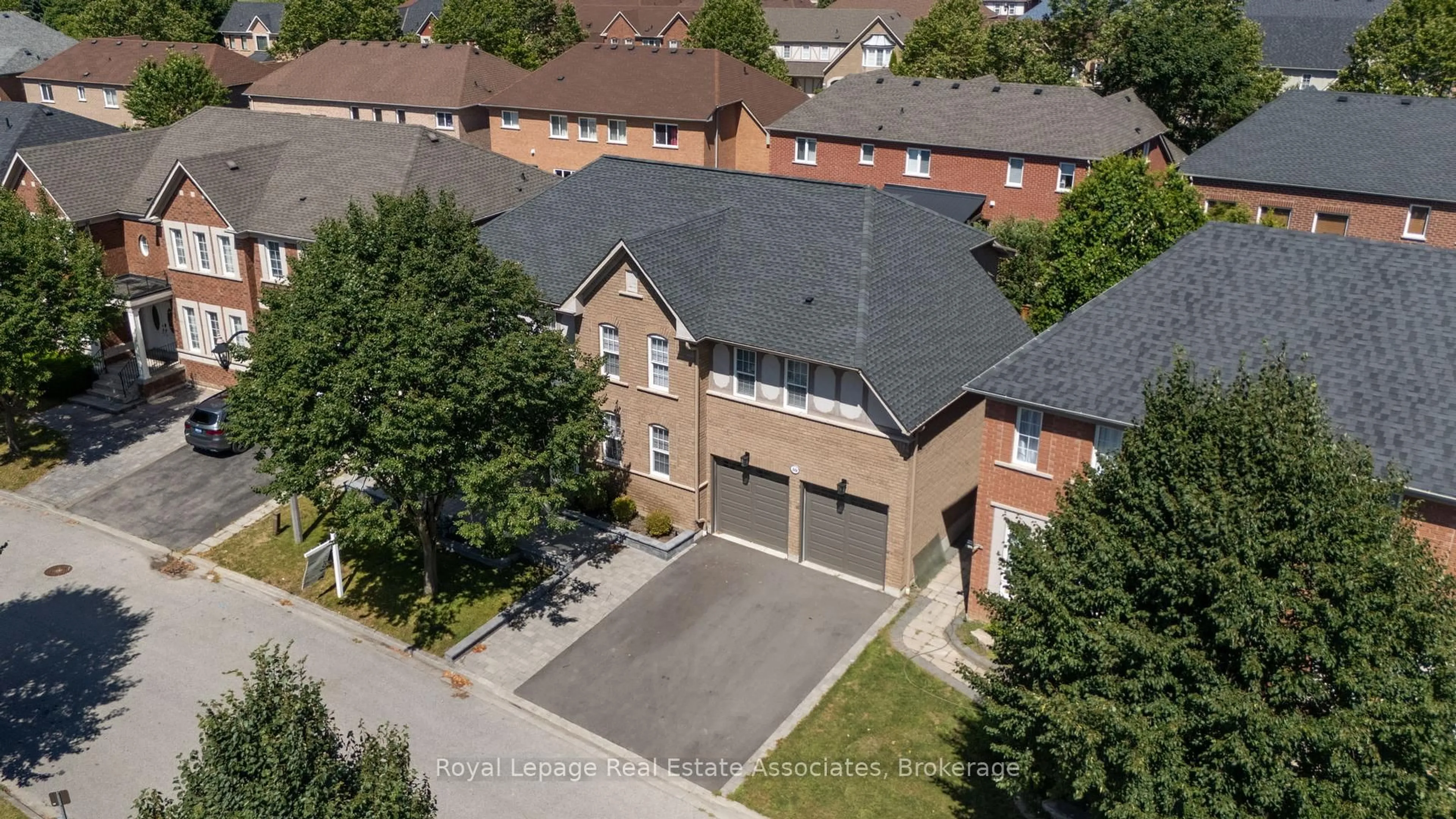 A pic from outside/outdoor area/front of a property/back of a property/a pic from drone, street for 10 Westacott Cres, Ajax Ontario L1T 4H6