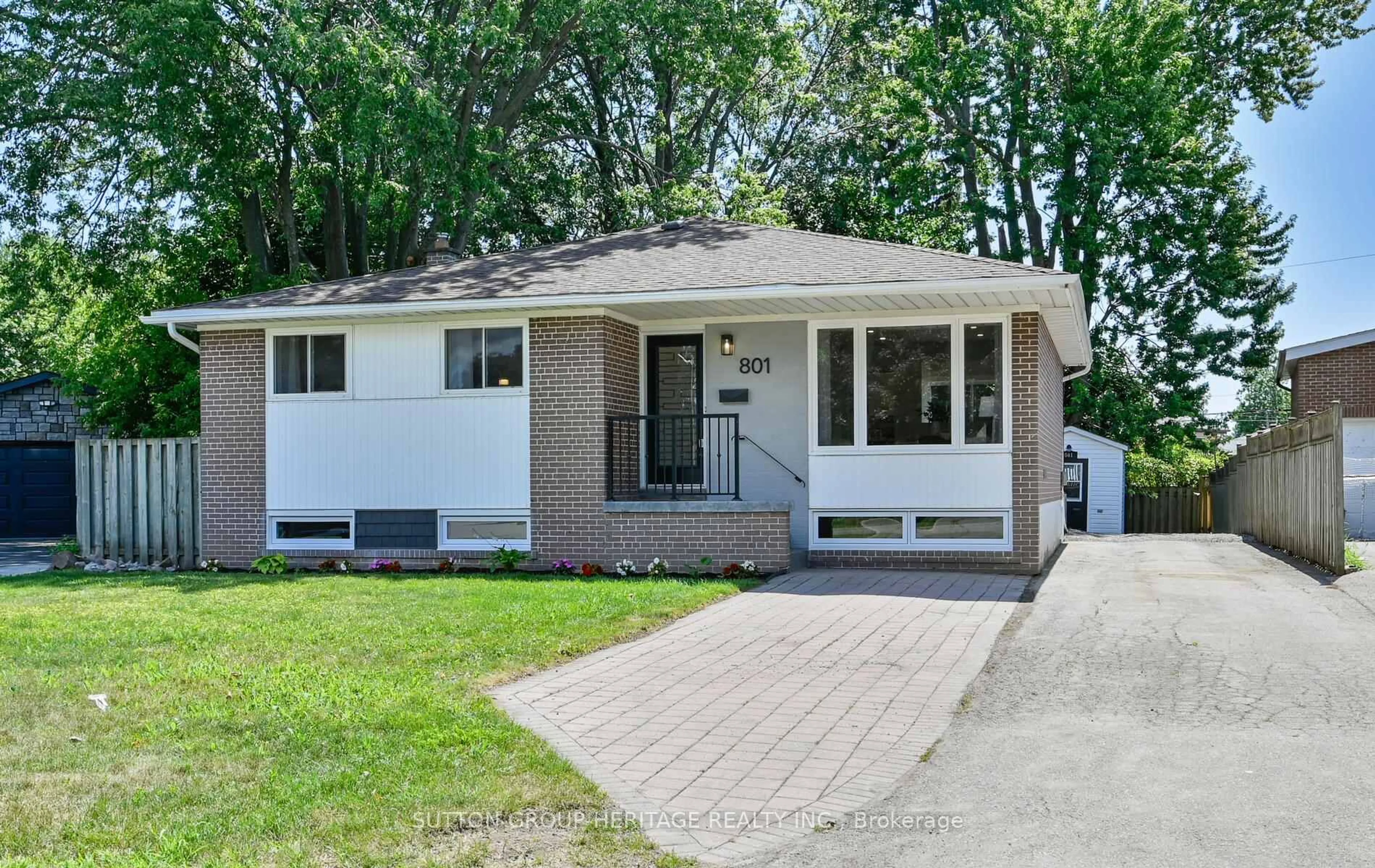 Home with vinyl exterior material, street for 801 Krosno Blvd, Pickering Ontario L1W 1G7
