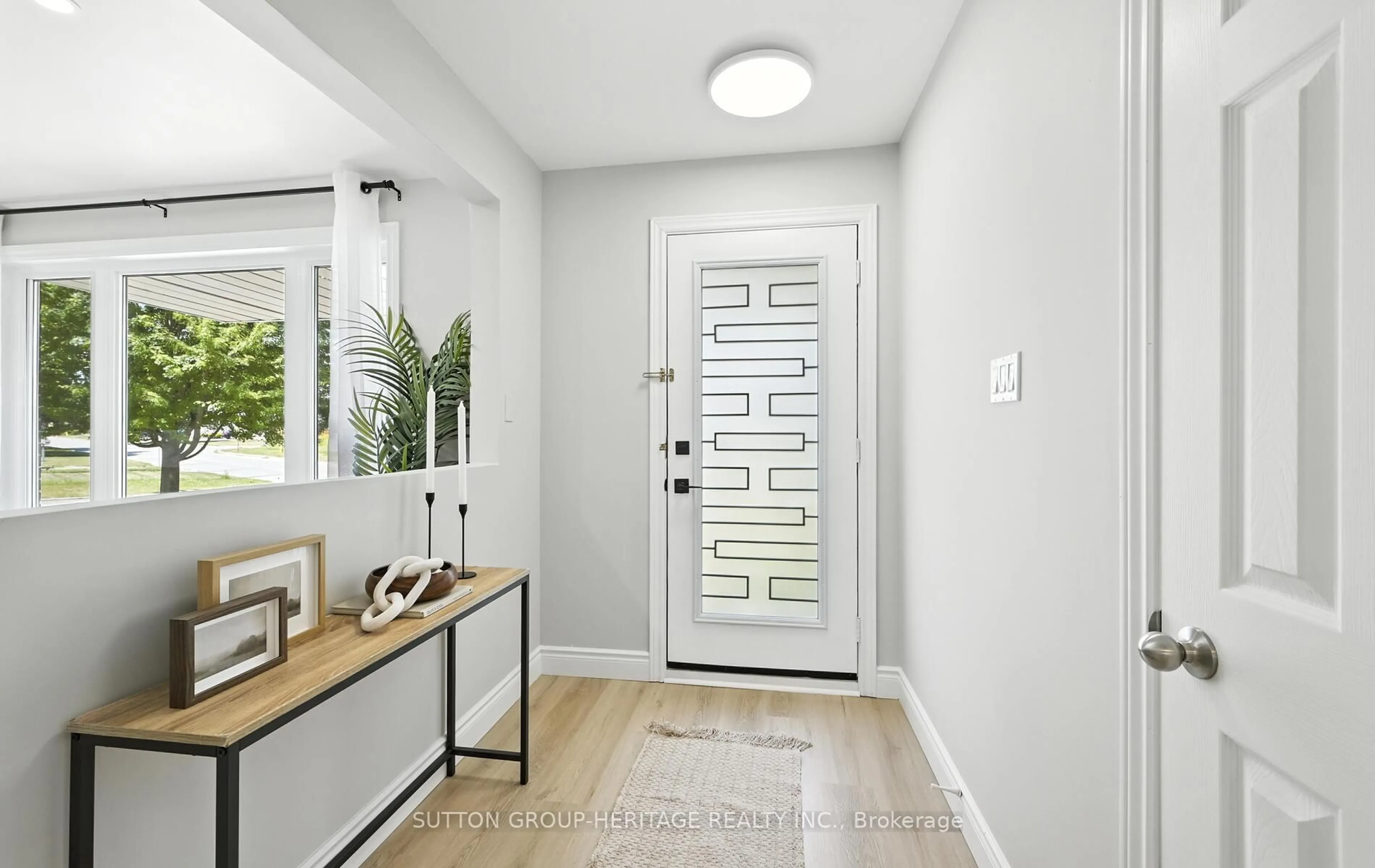 Indoor entryway for 801 Krosno Blvd, Pickering Ontario L1W 1G7