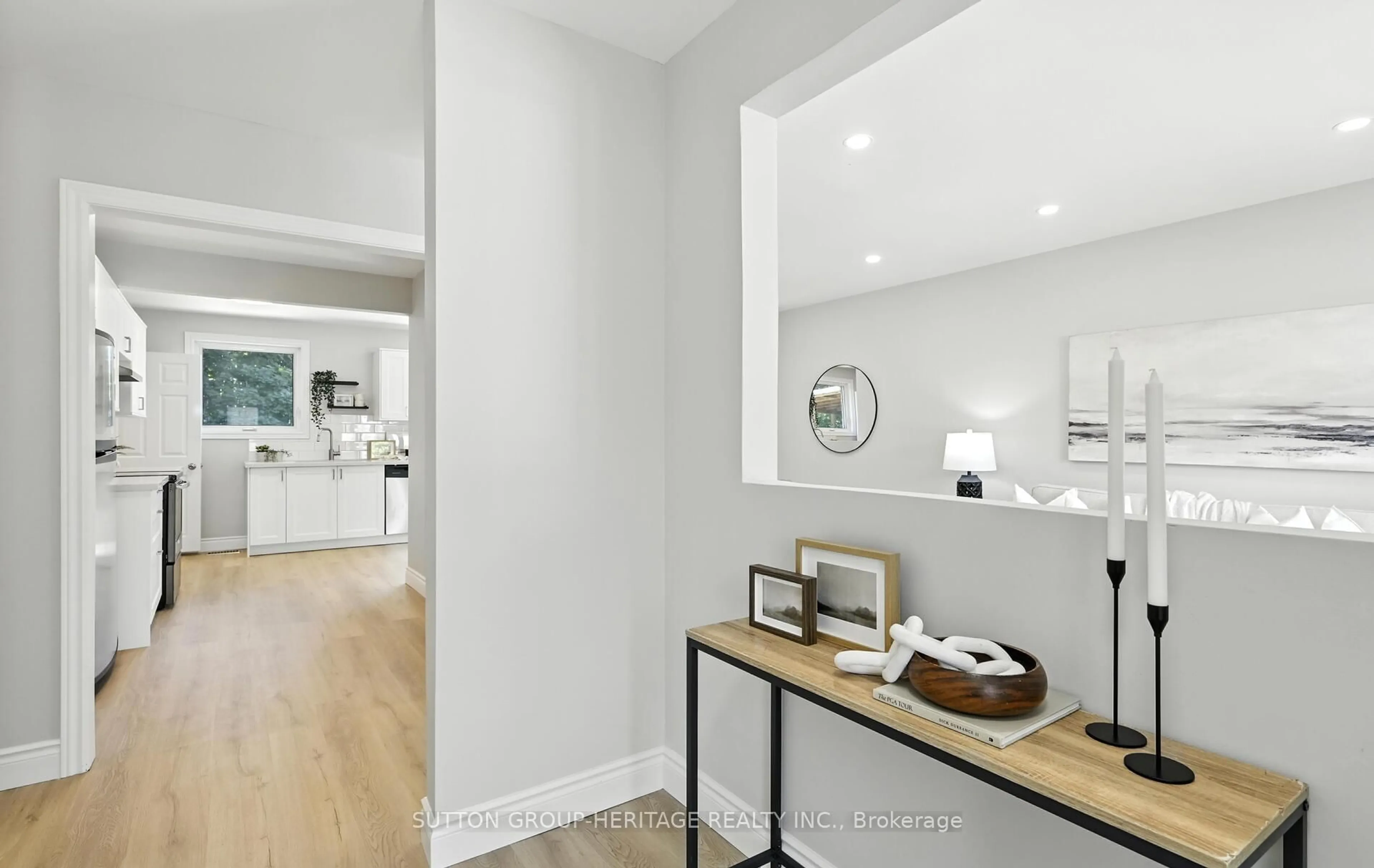 Indoor entryway for 801 Krosno Blvd, Pickering Ontario L1W 1G7