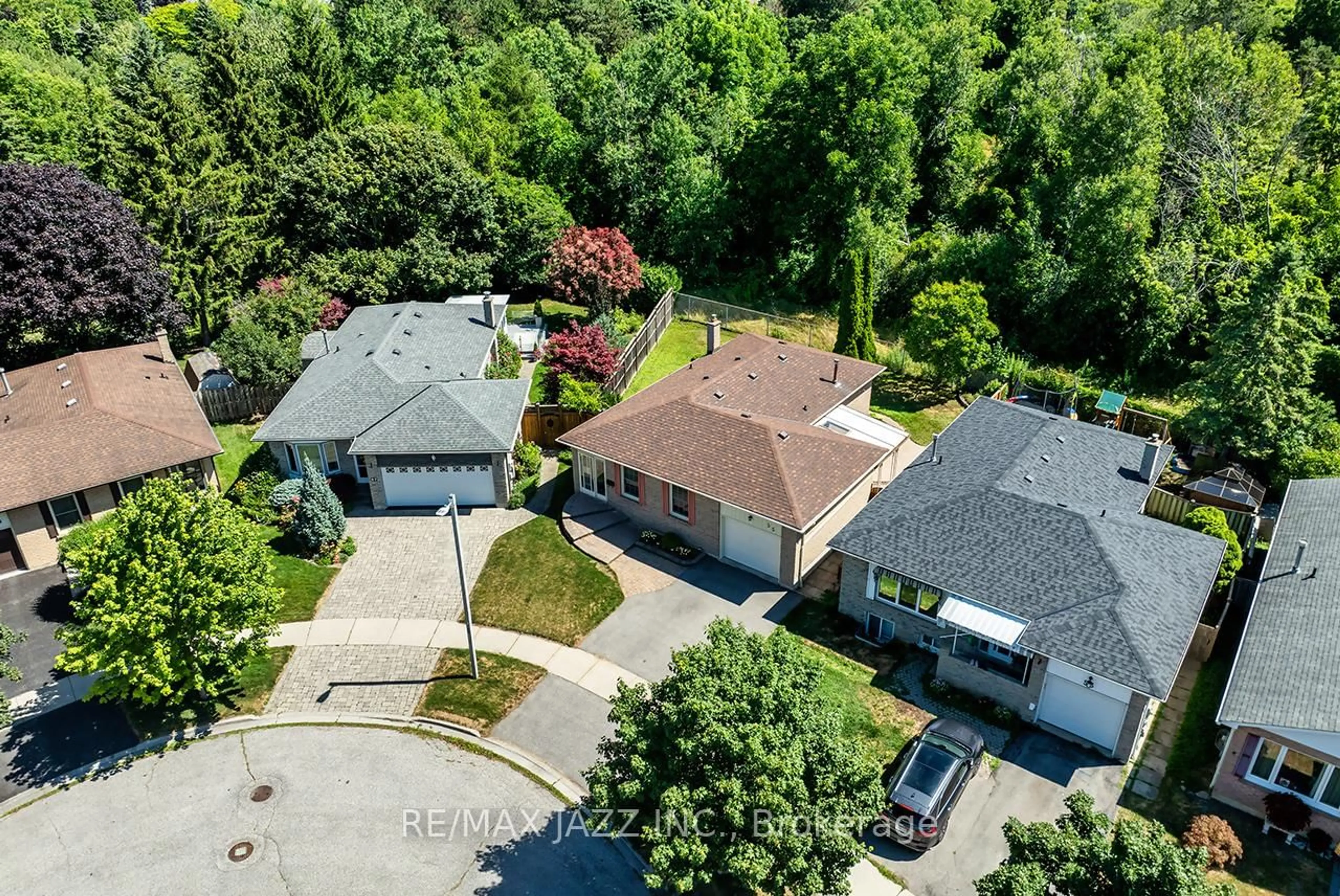 A pic from outside/outdoor area/front of a property/back of a property/a pic from drone, street for 55 Regency Cres, Whitby Ontario L1N 7K8