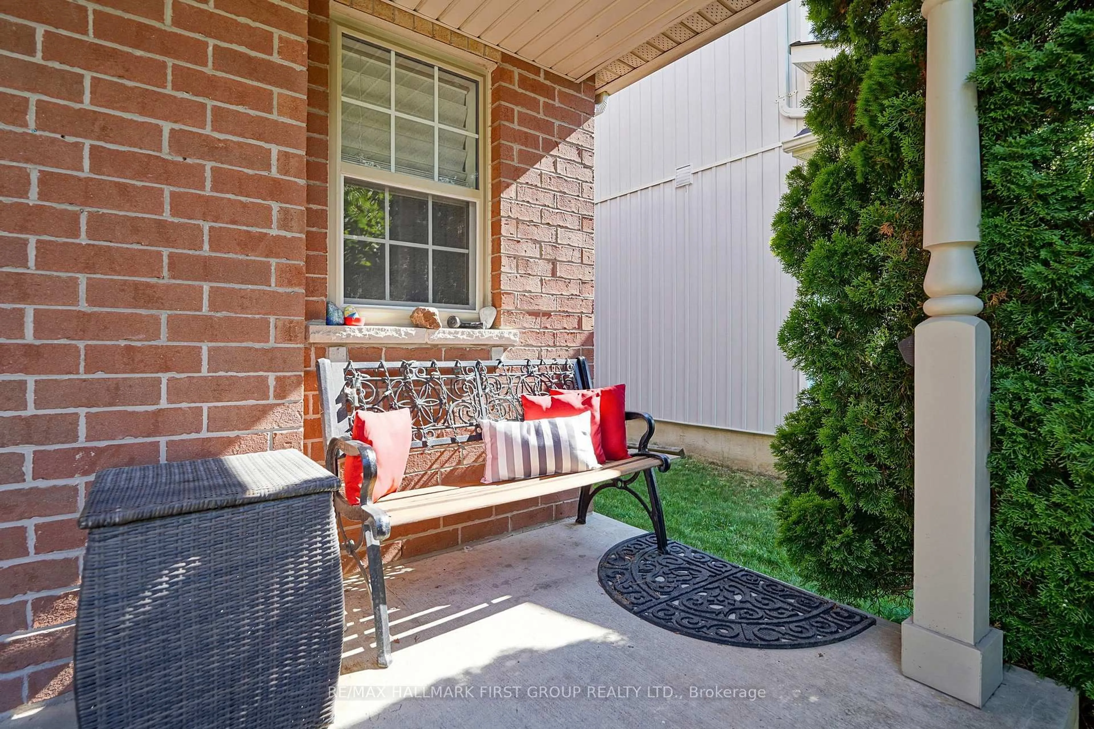 Patio, street for 33 Wessex Dr, Whitby Ontario L1M 2C3