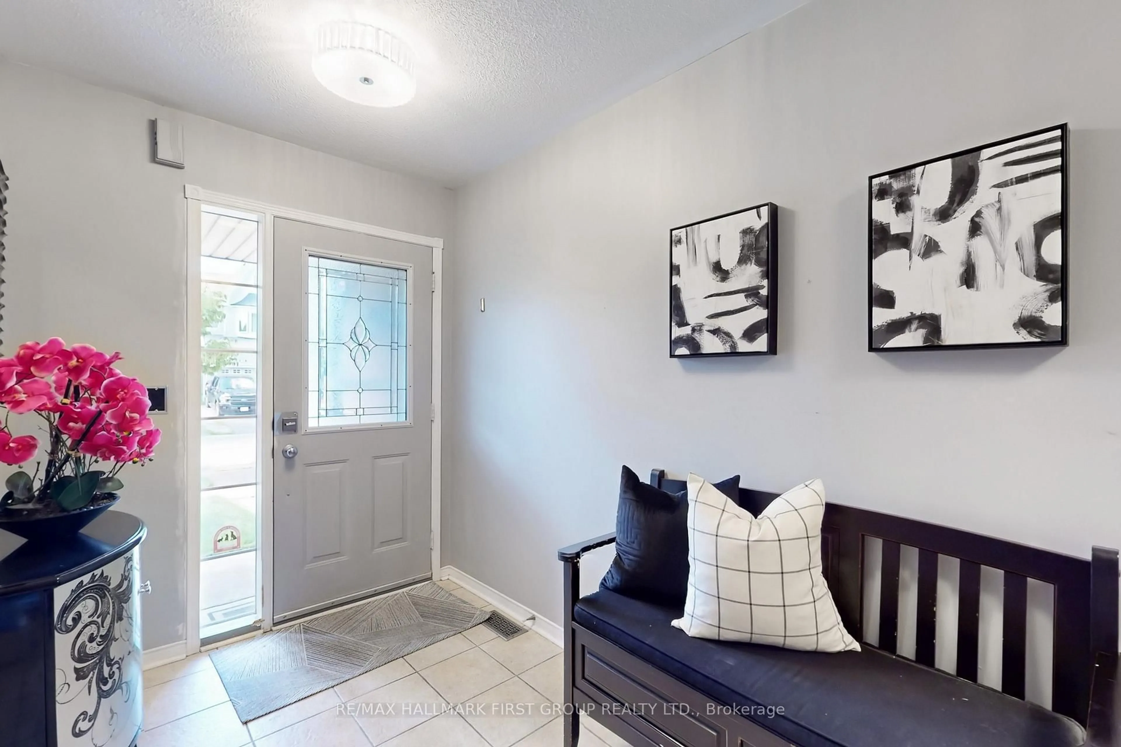 Indoor entryway for 33 Wessex Dr, Whitby Ontario L1M 2C3