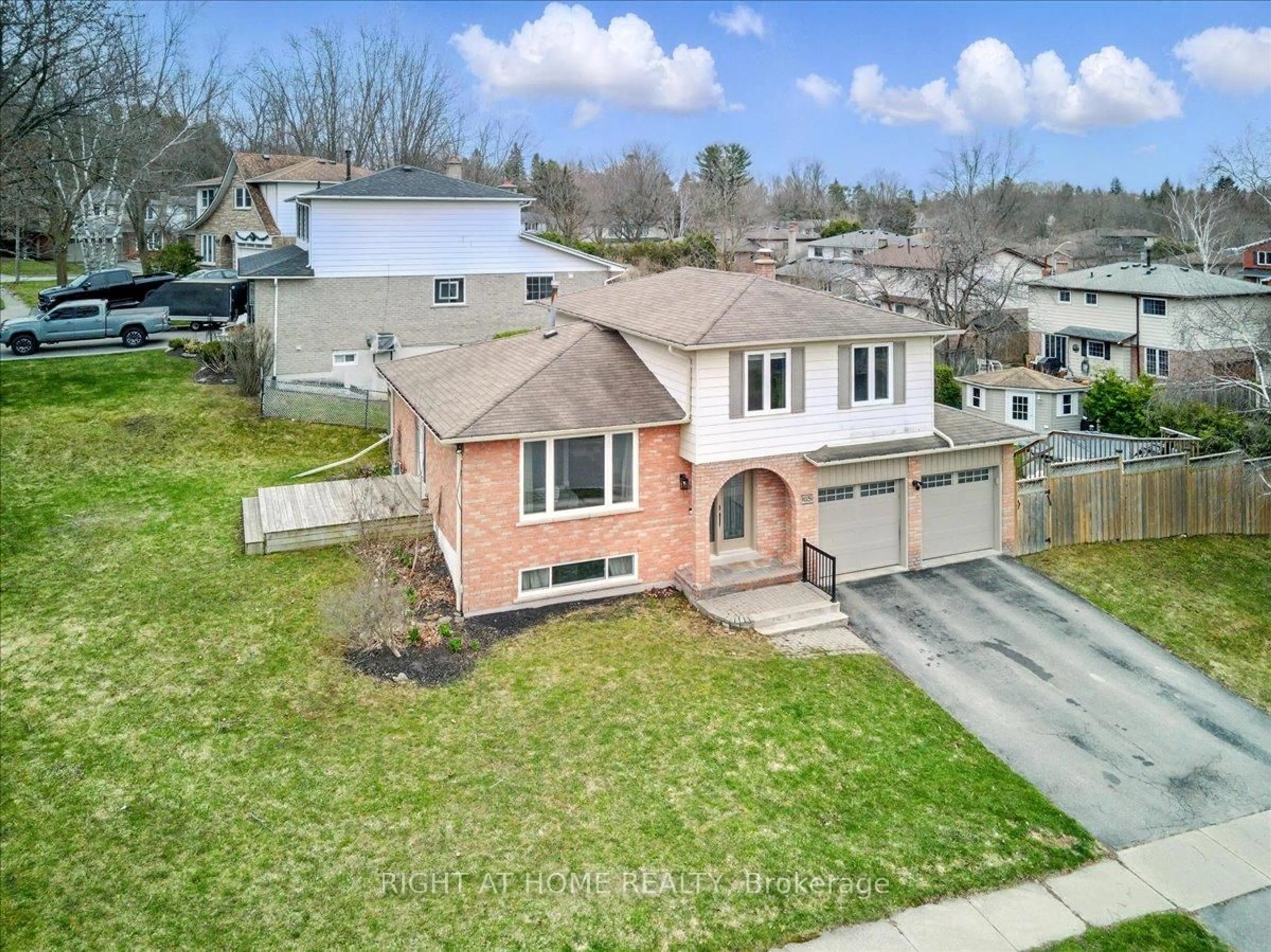A pic from outside/outdoor area/front of a property/back of a property/a pic from drone, street for 65 Heath Cres, Scugog Ontario L9L 1K9