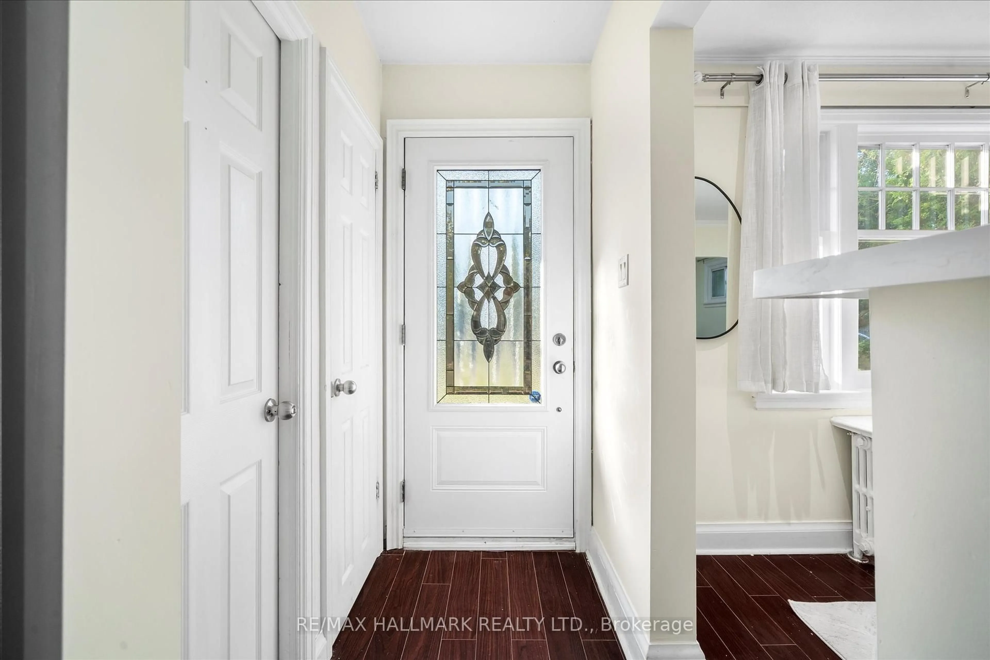 Indoor entryway for 1231 Kingston Rd, Toronto Ontario M1N 1P4