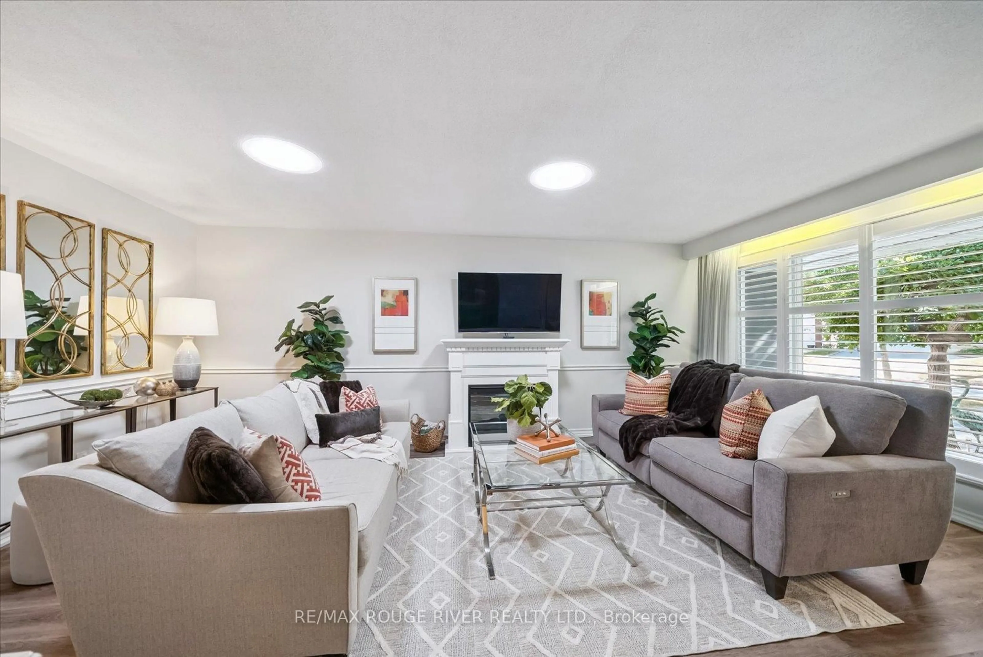 Living room with furniture, unknown for 29 Rodarick Dr, Toronto Ontario M1C 1W4