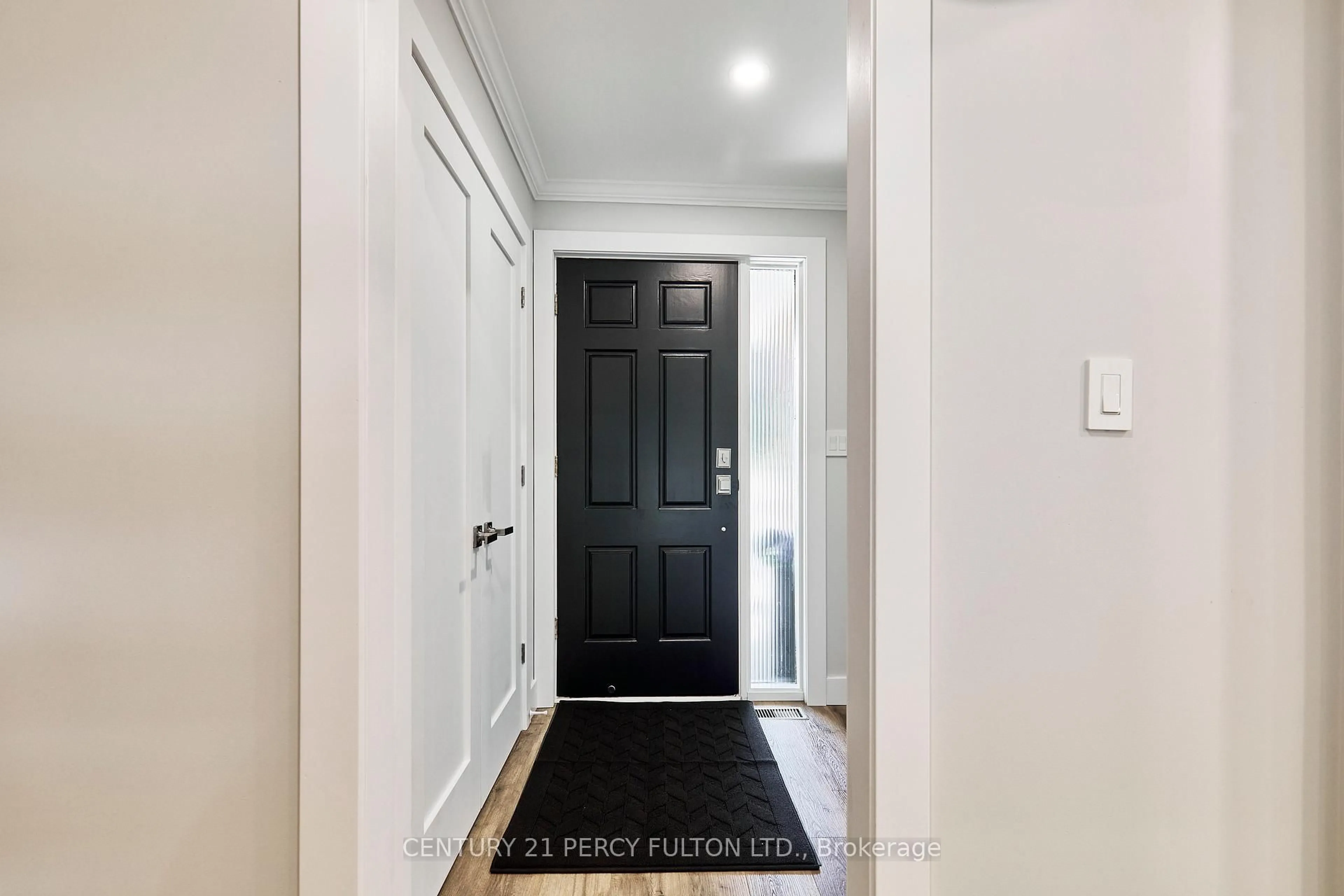 Indoor entryway for 613 Alma St, Scugog Ontario L9L 1C5