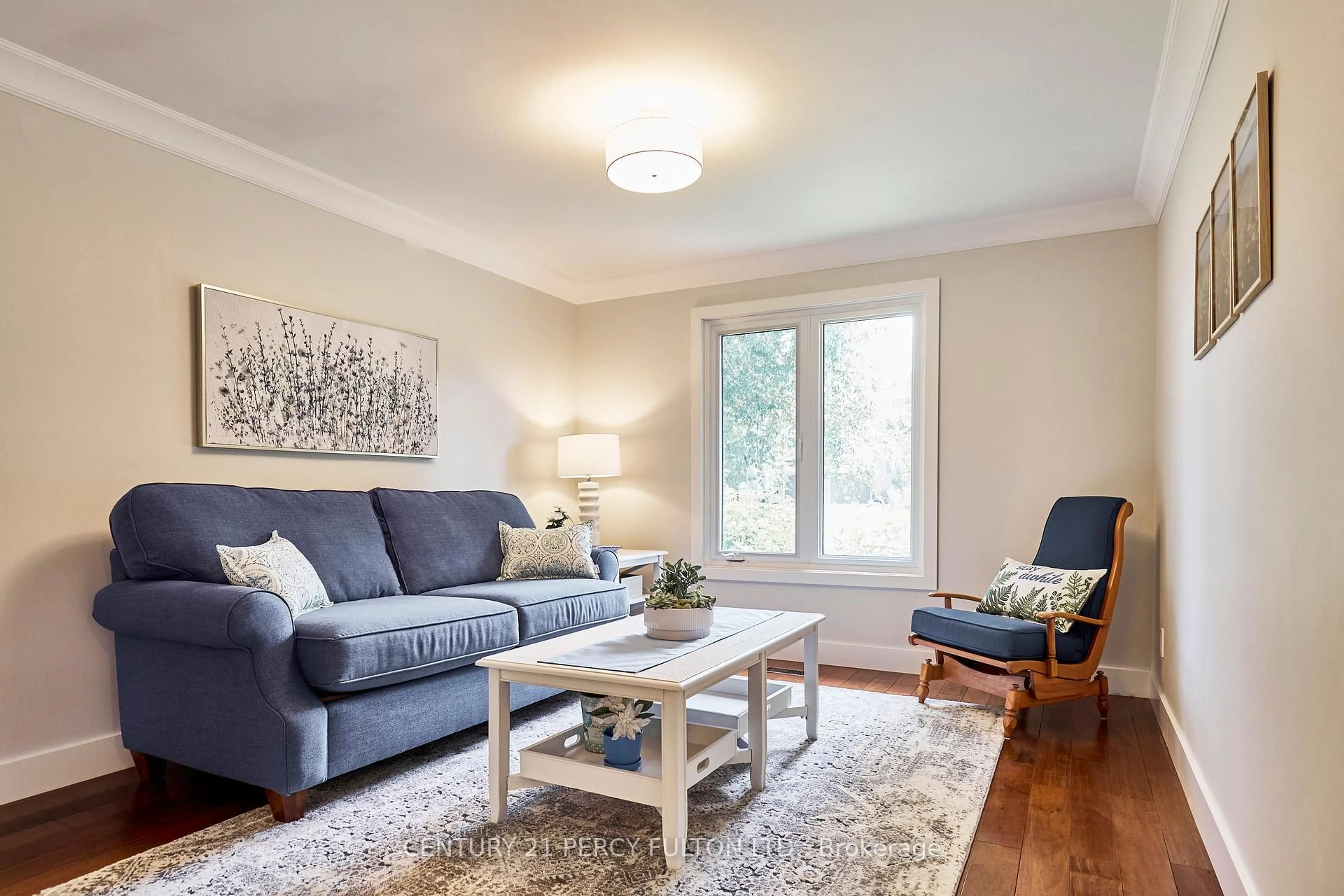 Living room with furniture, wood/laminate floor for 613 Alma St, Scugog Ontario L9L 1C5