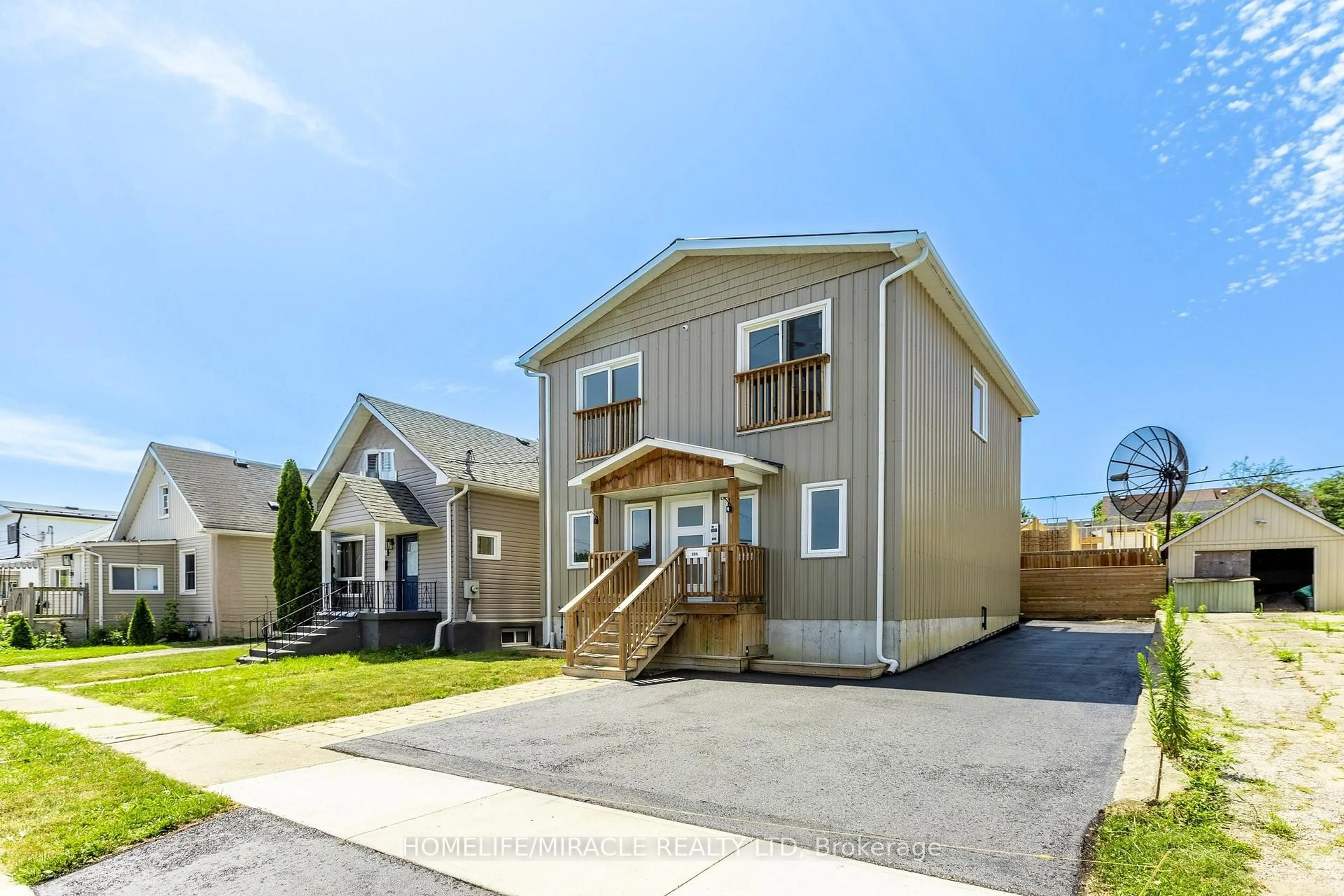 Home with vinyl exterior material, street for 308 Nassau St, Oshawa Ontario L1J 4A8