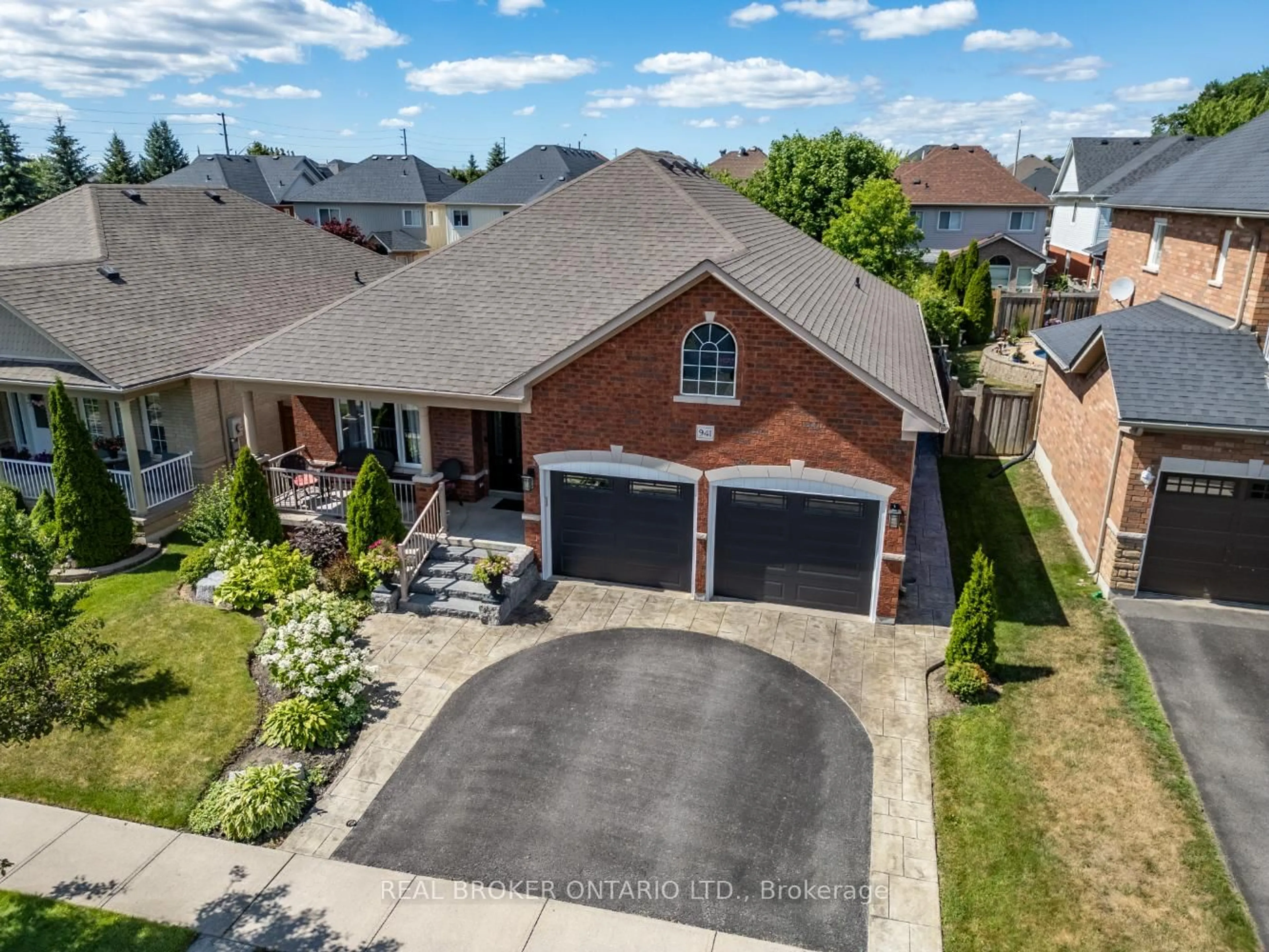 A pic from outside/outdoor area/front of a property/back of a property/a pic from drone, street for 941 Greenleaf Circ, Oshawa Ontario L1K 2W8