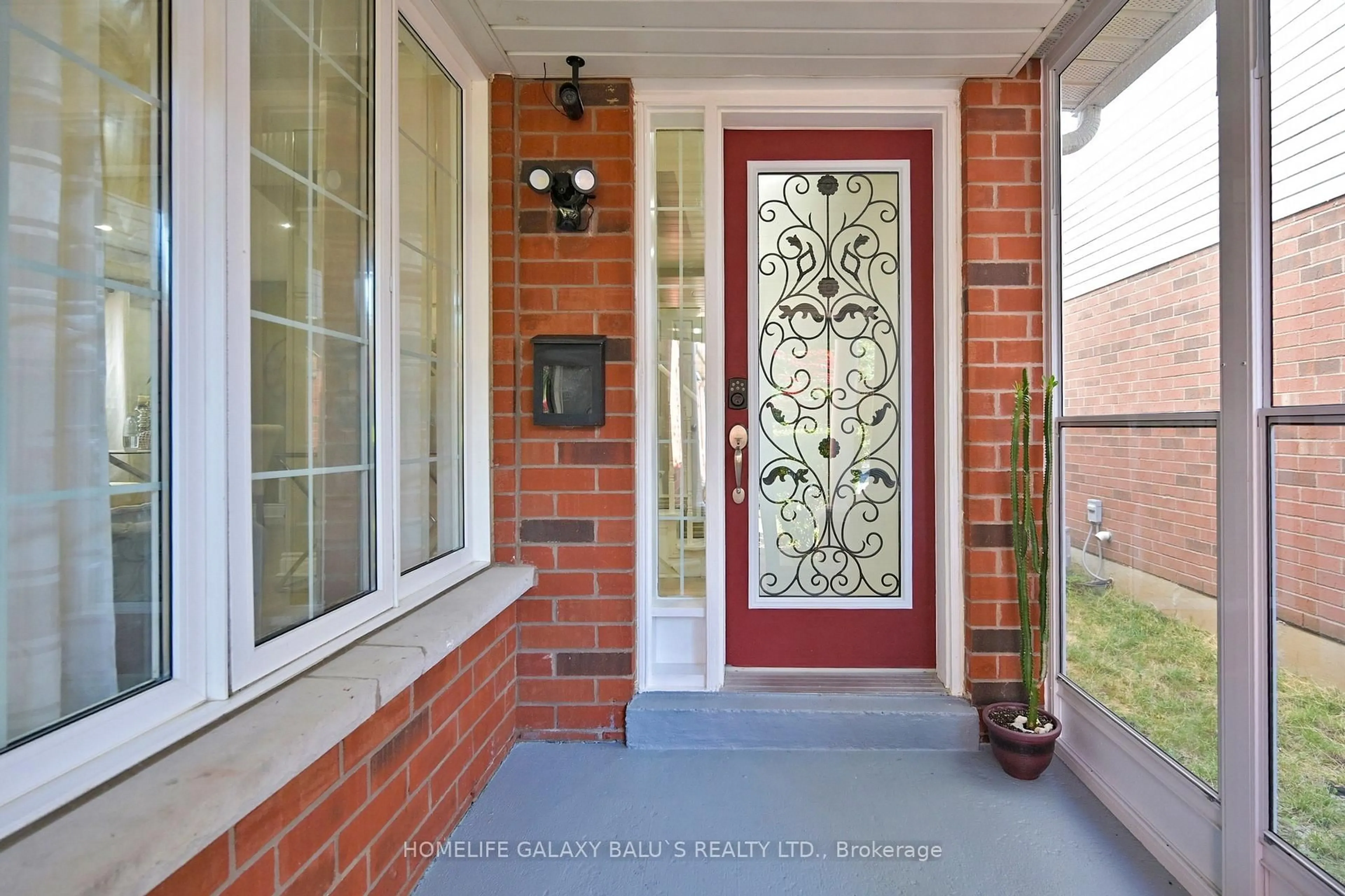 Indoor entryway for 15 Blacksmith Lane, Whitby Ontario L1P 1N2