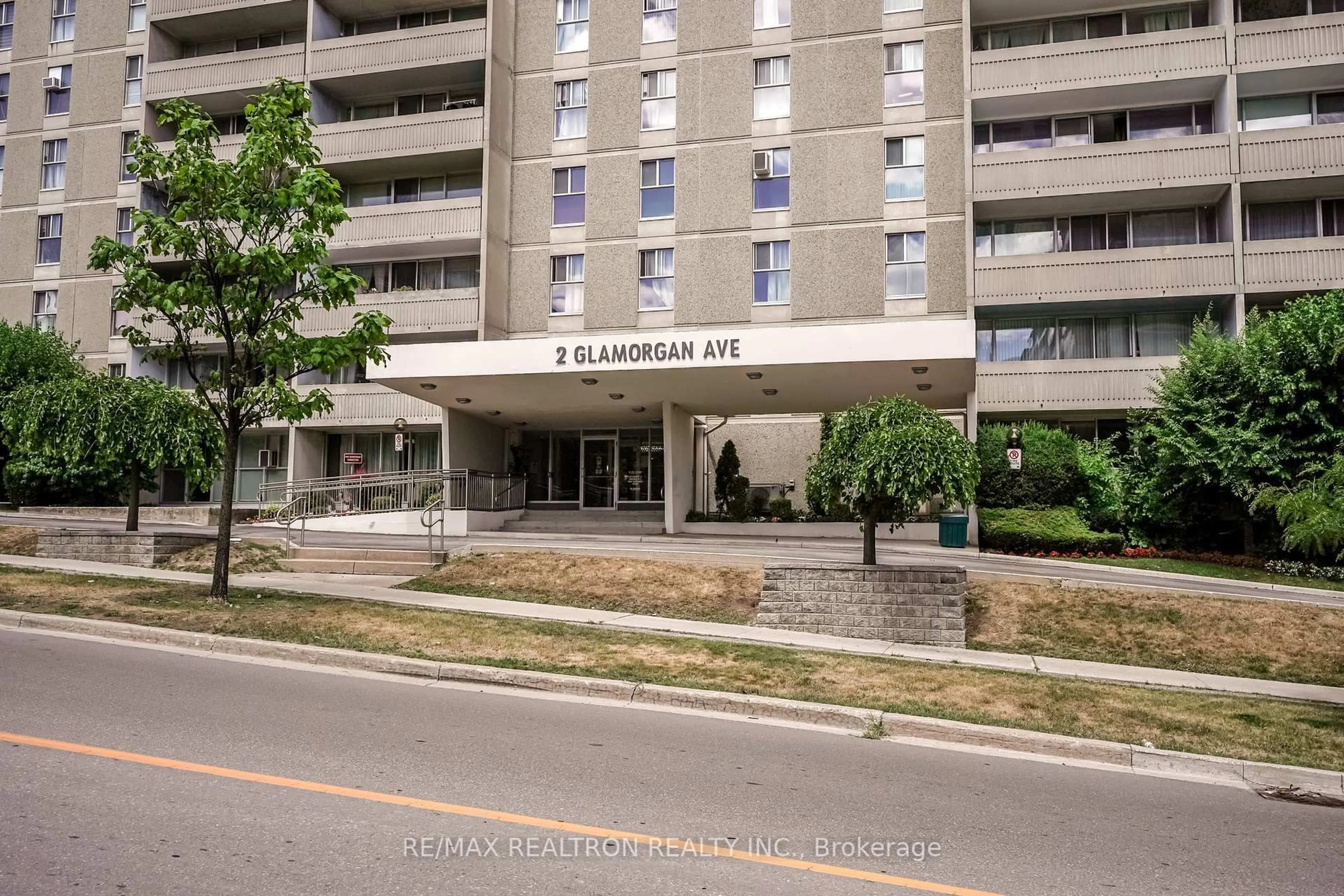 Indoor foyer for 2 Glamorgan Ave #602, Toronto Ontario M1P 2M8