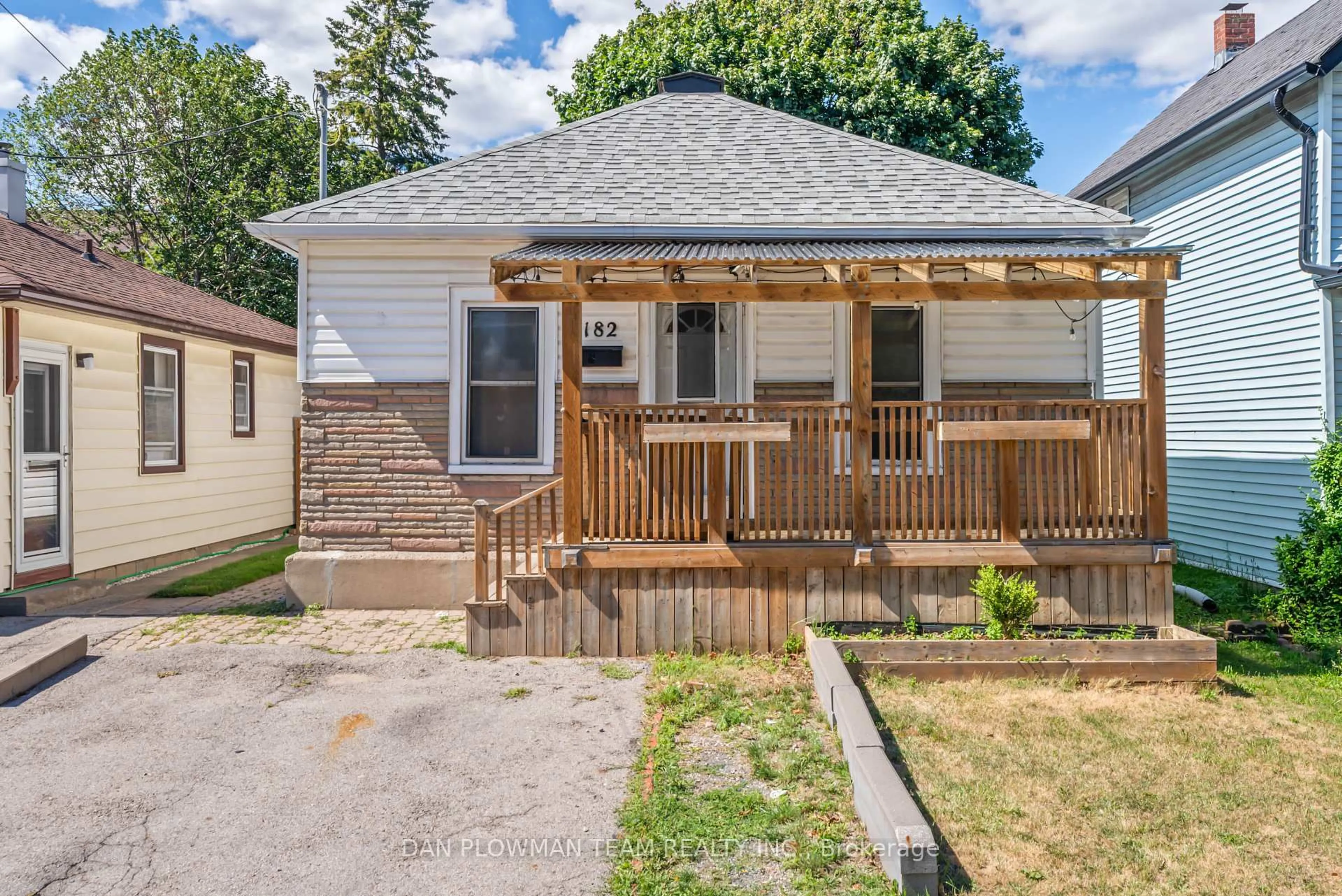 Home with vinyl exterior material, street for 182 Bloor St, Oshawa Ontario L1J 1P7