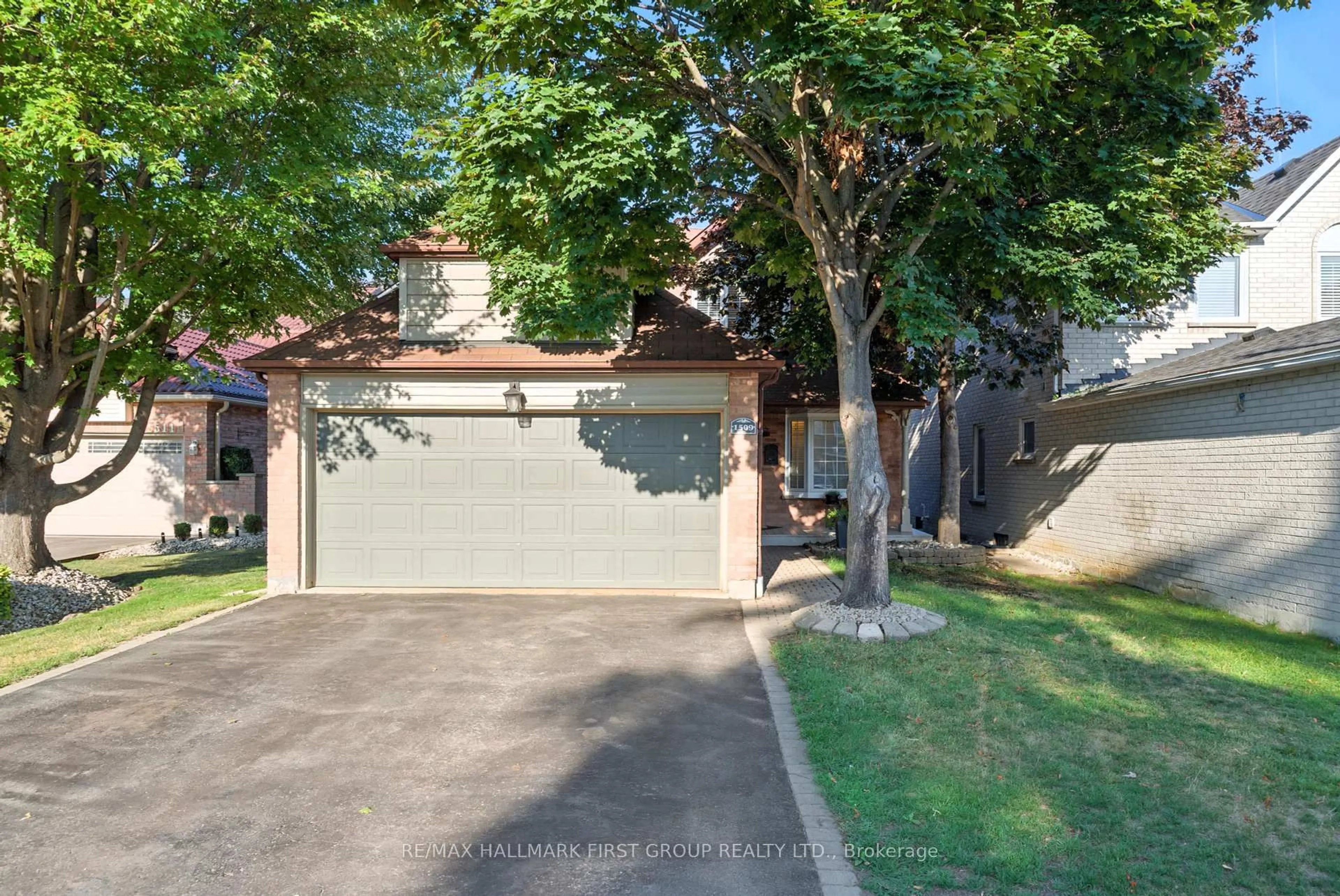 A pic from outside/outdoor area/front of a property/back of a property/a pic from drone, street for 1509 Sturgeon Crt, Pickering Ontario L1V 5P6