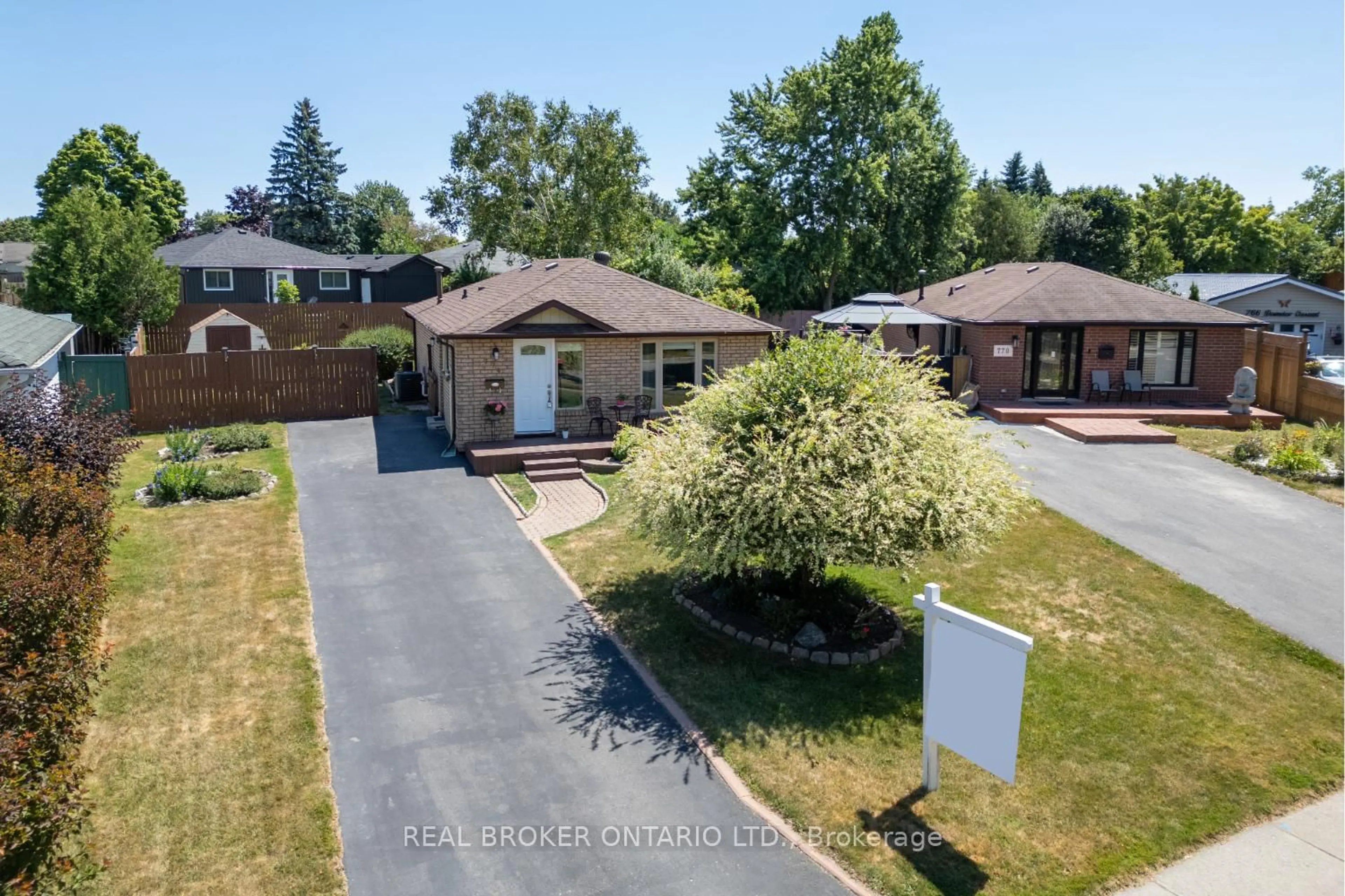 A pic from outside/outdoor area/front of a property/back of a property/a pic from drone, street for 774 Downview Cres, Oshawa Ontario L1H 7W3