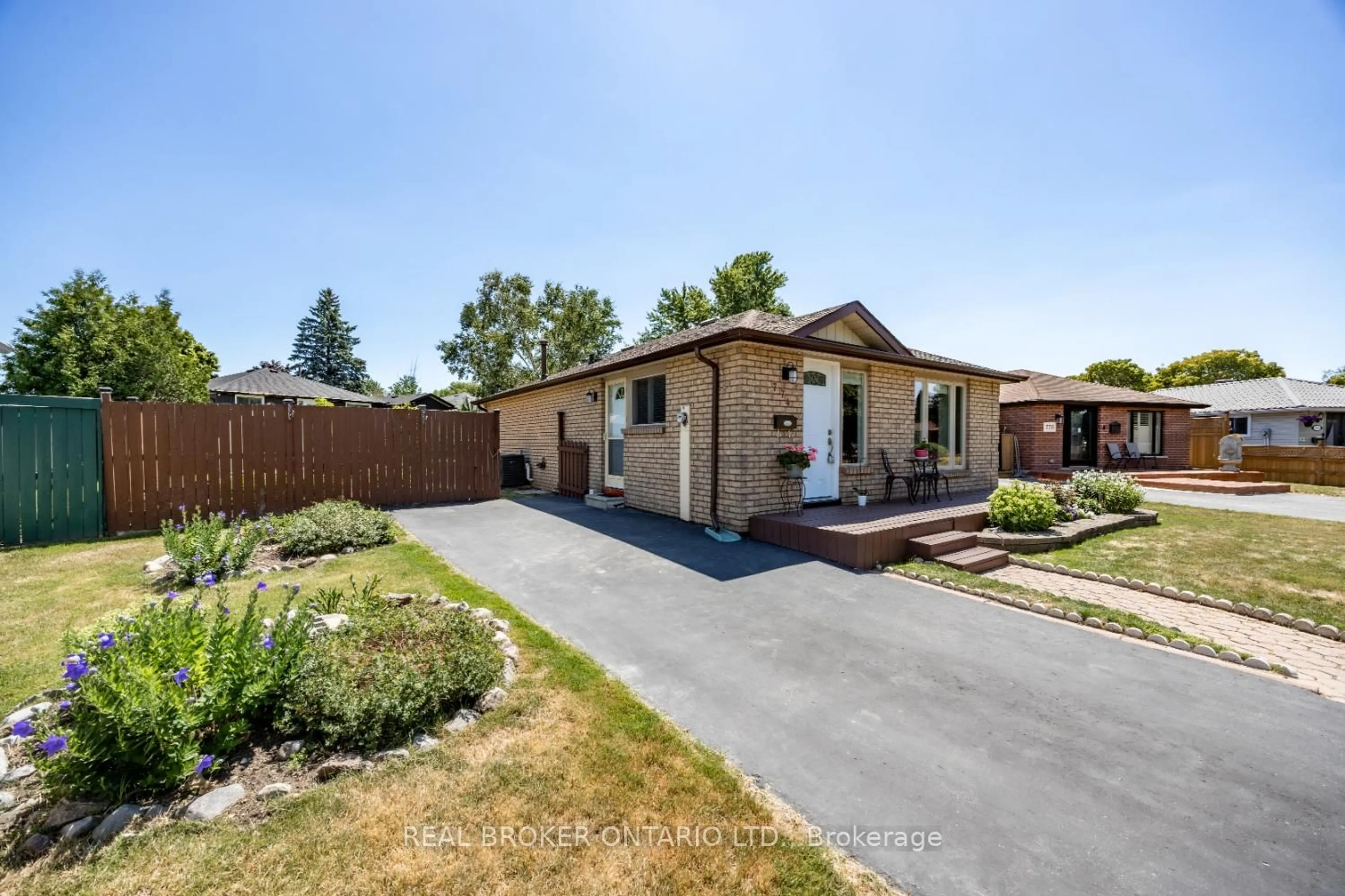 A pic from outside/outdoor area/front of a property/back of a property/a pic from drone, street for 774 Downview Cres, Oshawa Ontario L1H 7W3