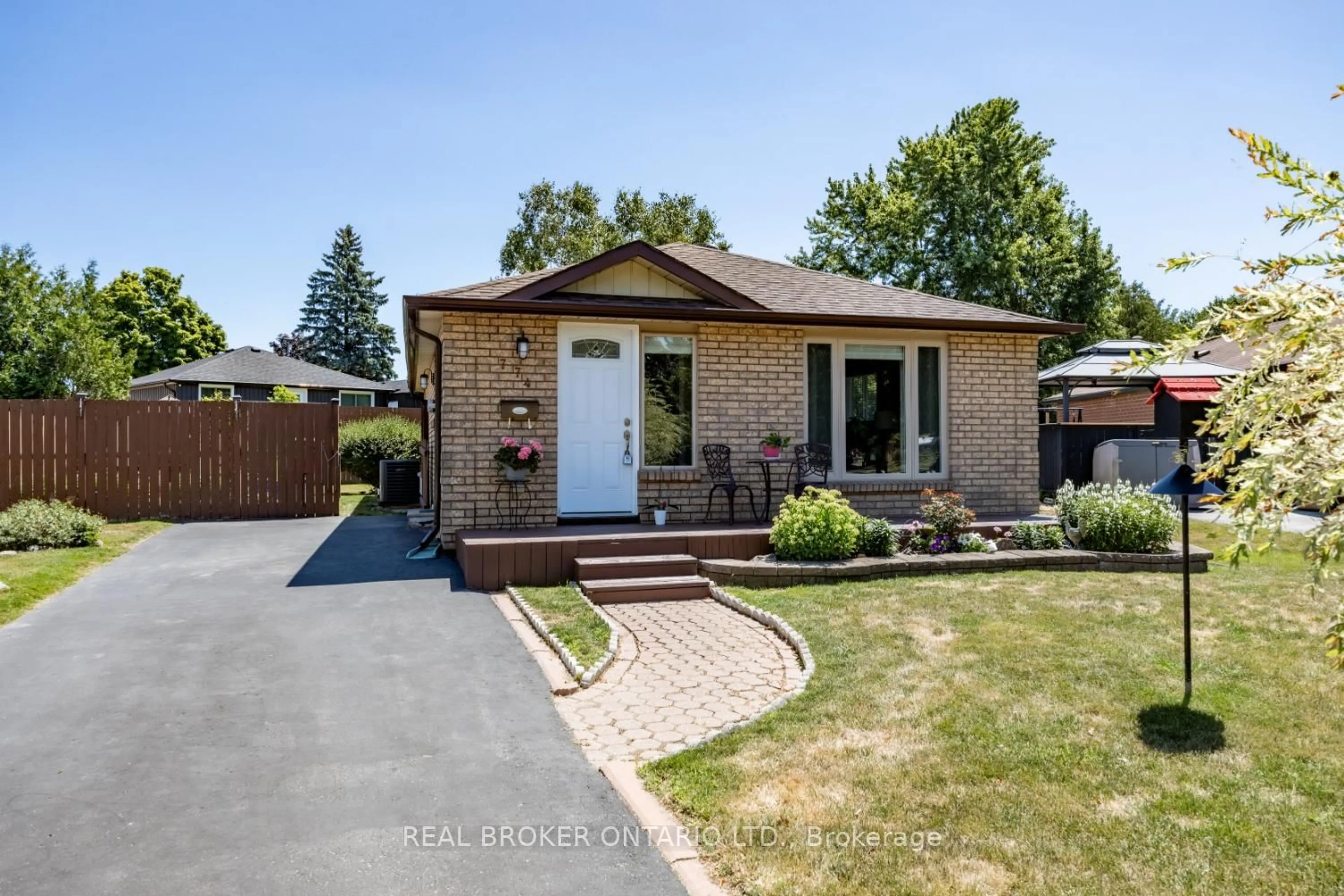 Home with brick exterior material, street for 774 Downview Cres, Oshawa Ontario L1H 7W3