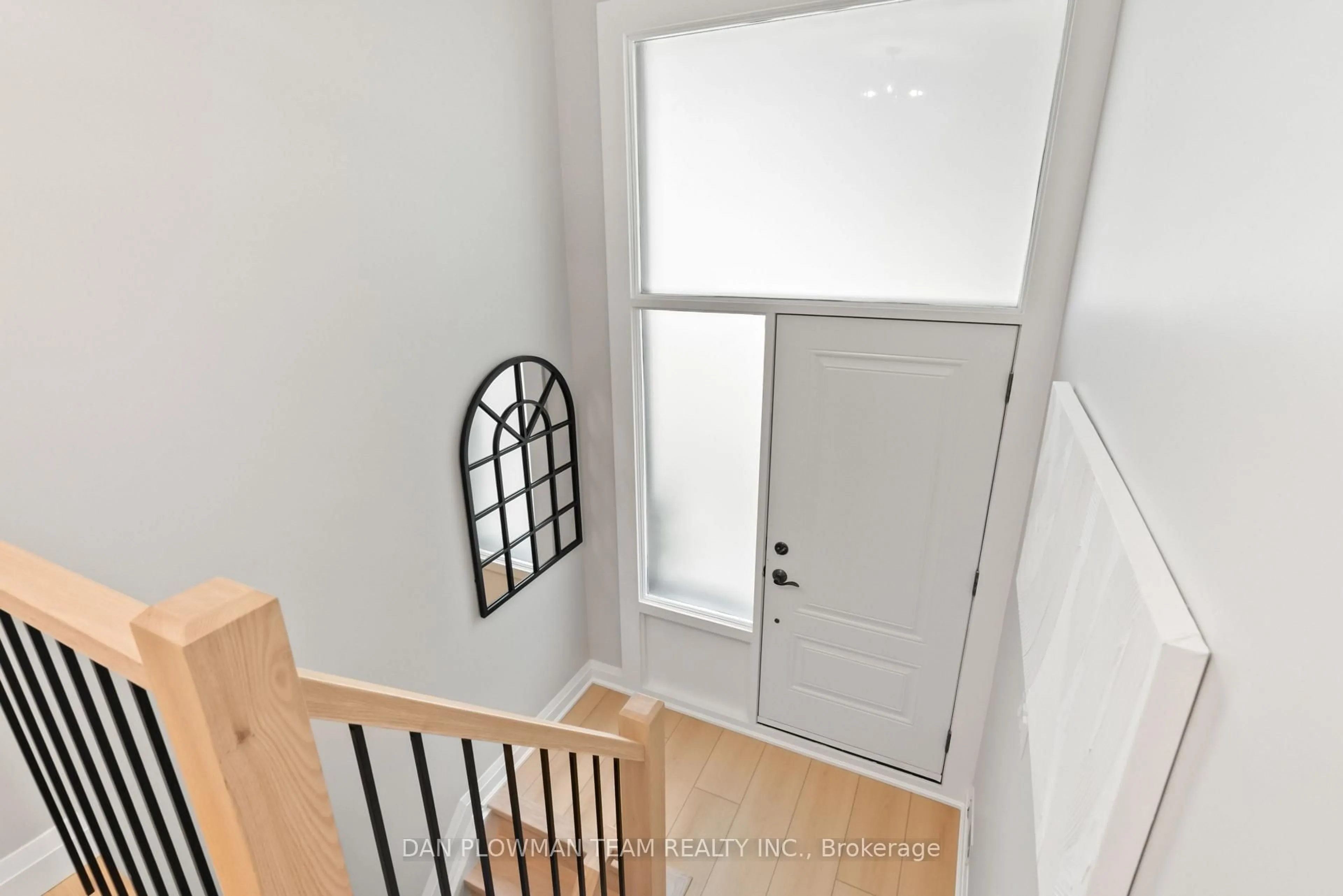 Indoor entryway for 119 Thorncliffe St, Oshawa Ontario L1H 7H3