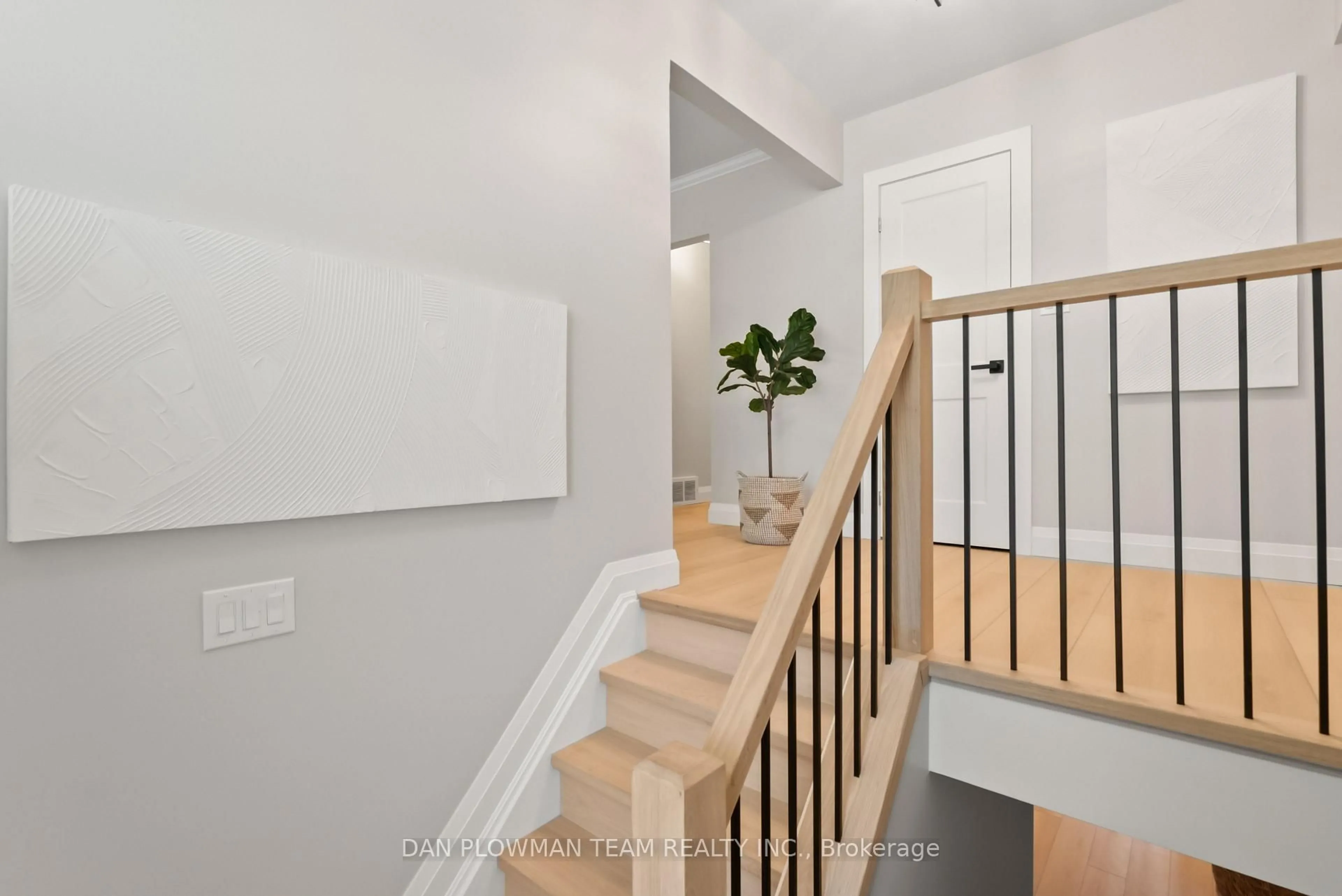Indoor entryway for 119 Thorncliffe St, Oshawa Ontario L1H 7H3