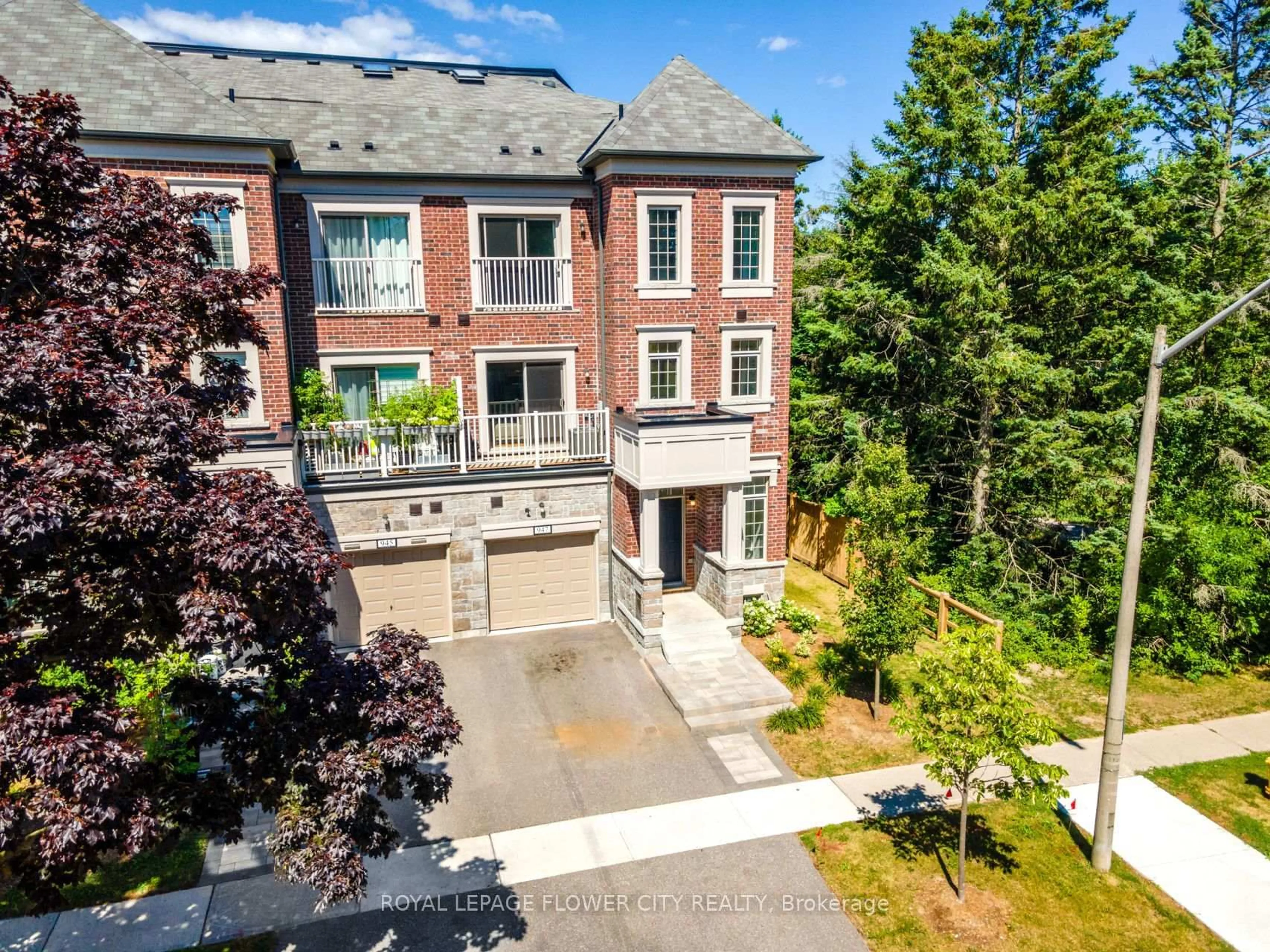 A pic from outside/outdoor area/front of a property/back of a property/a pic from drone, street for 947 Finley Ave, Ajax Ontario L1S 3V5