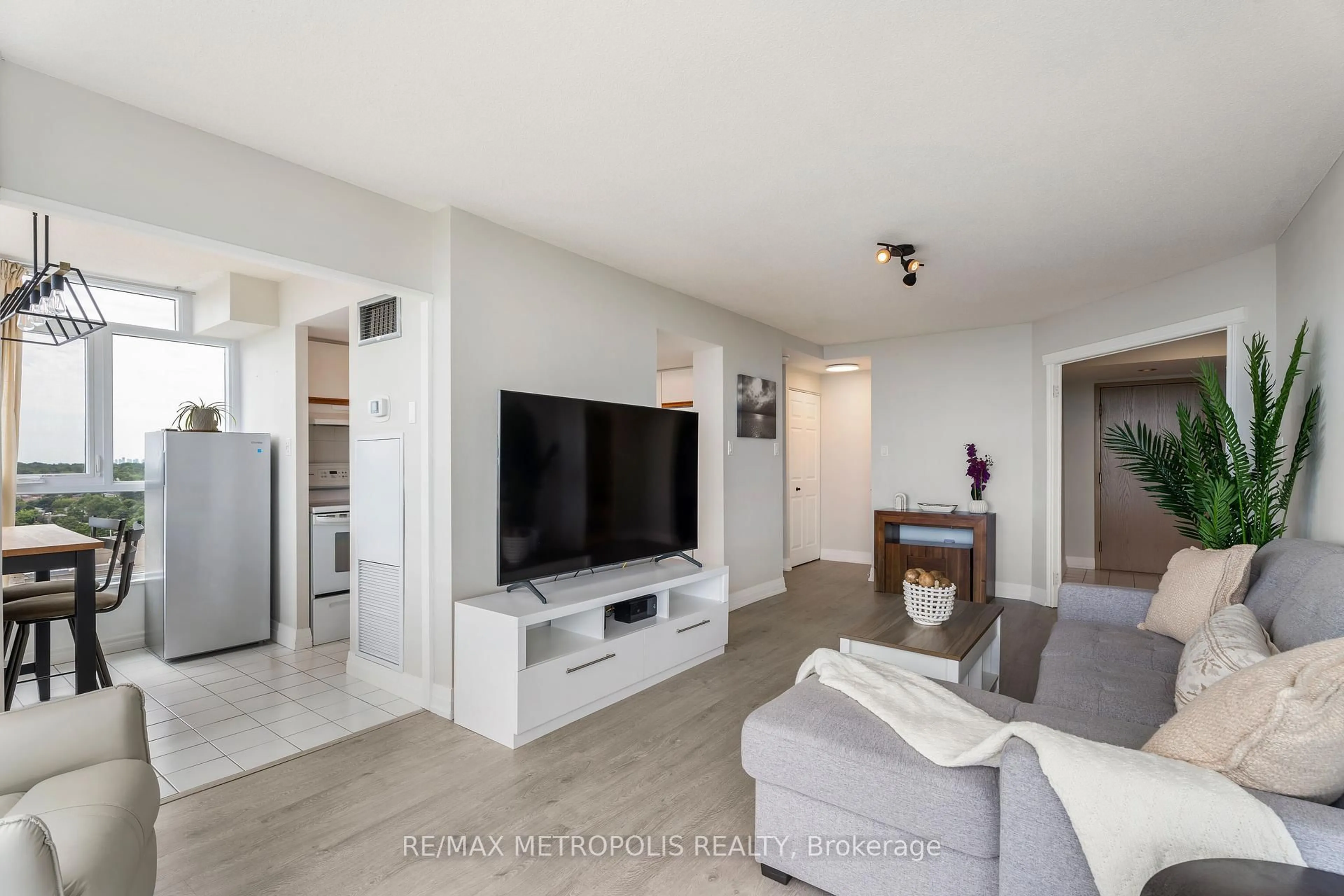 Living room with furniture, unknown for 3233 Eglinton Ave #1707, Toronto Ontario M1J 3N6