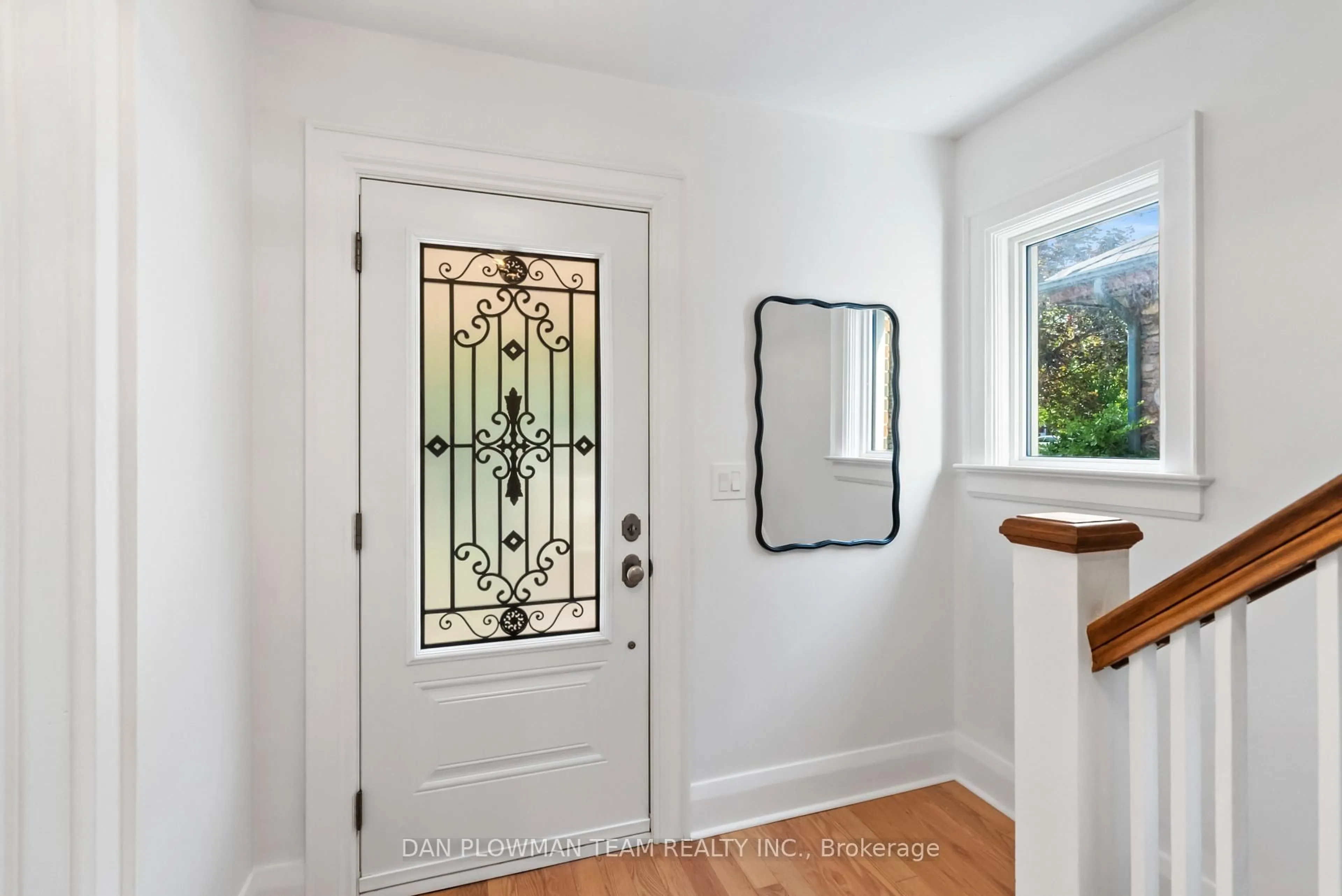 Indoor entryway for 93 Roxborough Ave, Oshawa Ontario L1G 5W4