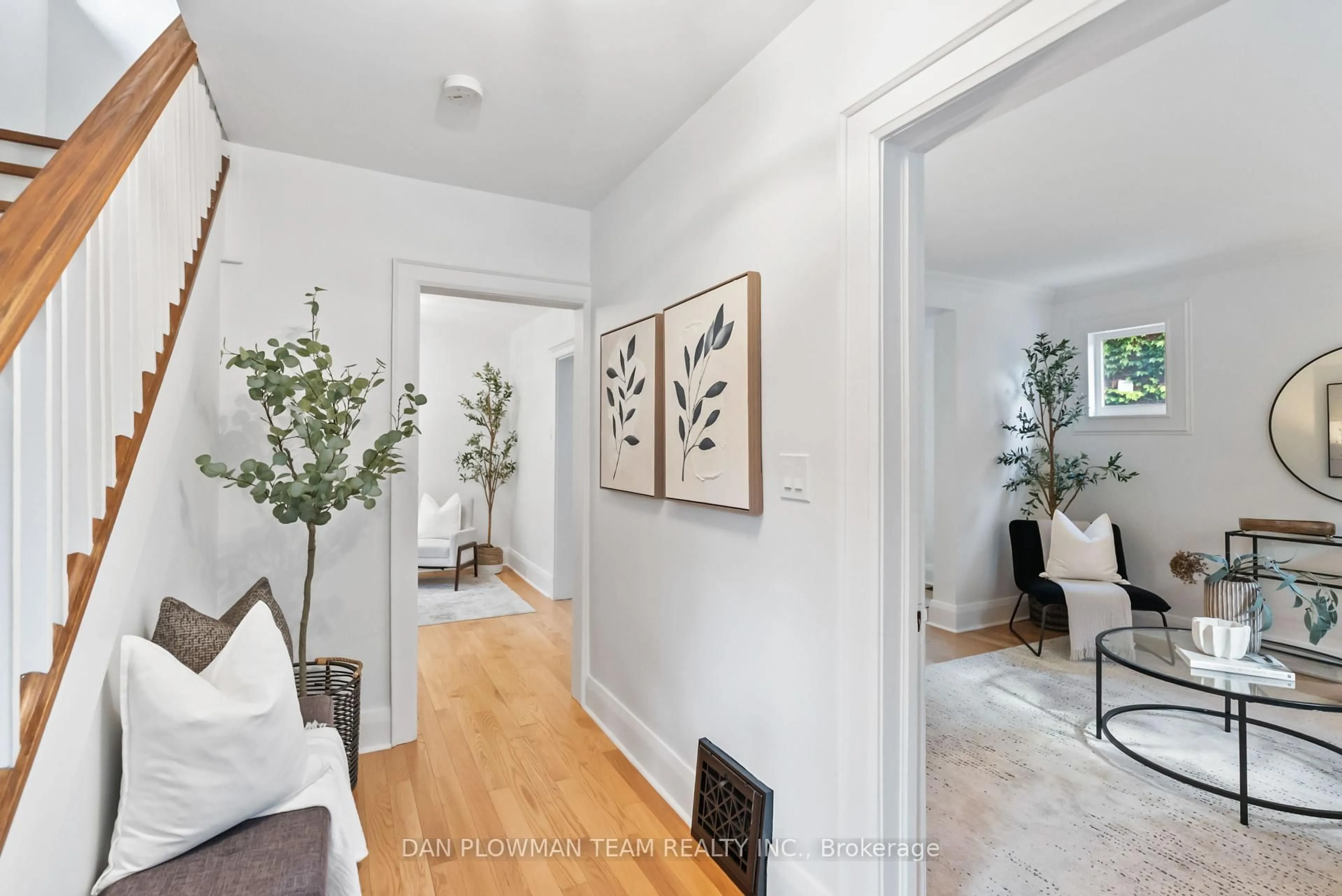 Indoor entryway for 93 Roxborough Ave, Oshawa Ontario L1G 5W4