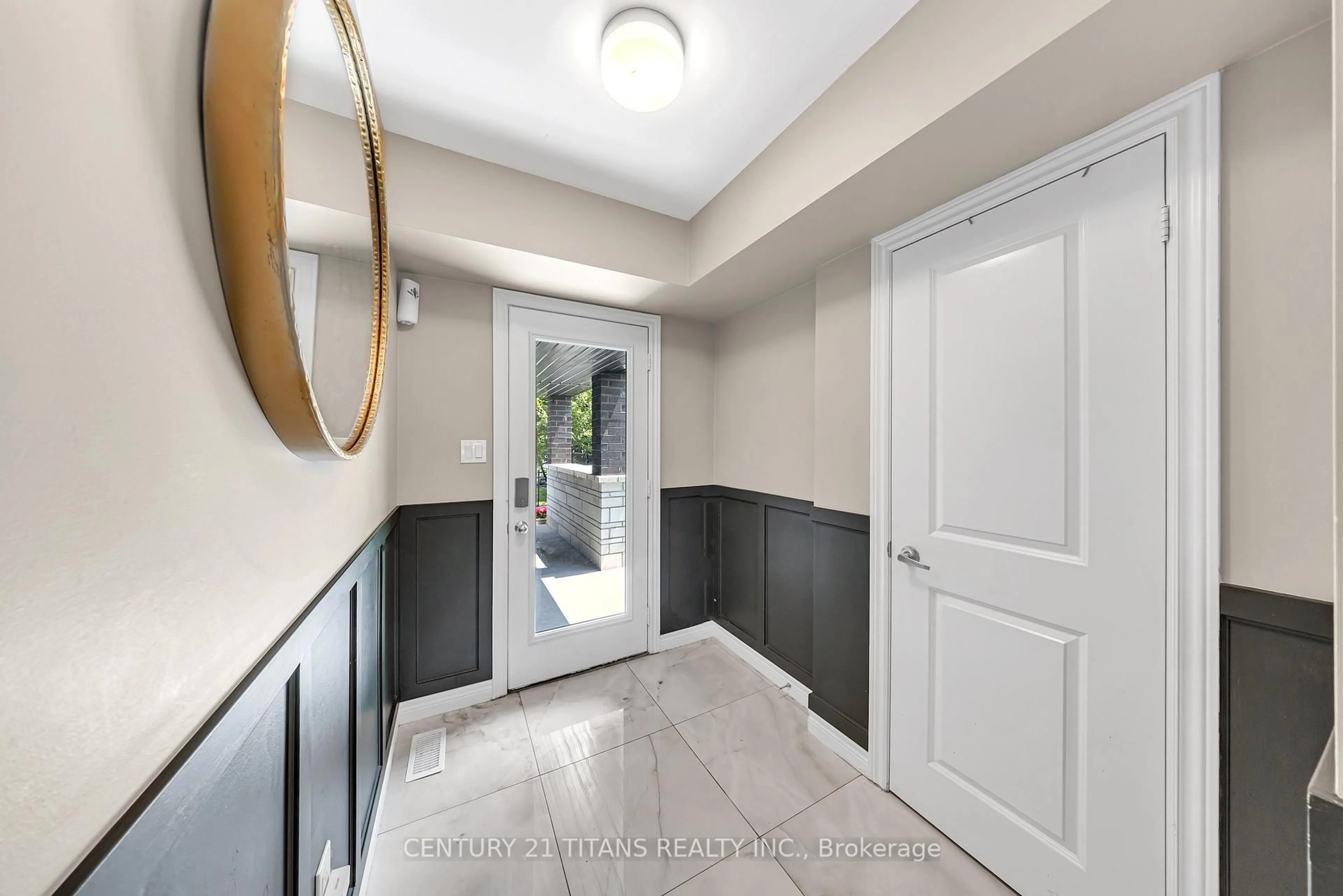 Indoor entryway for 1380 Gull Crossing, Pickering Ontario L1W 0B7