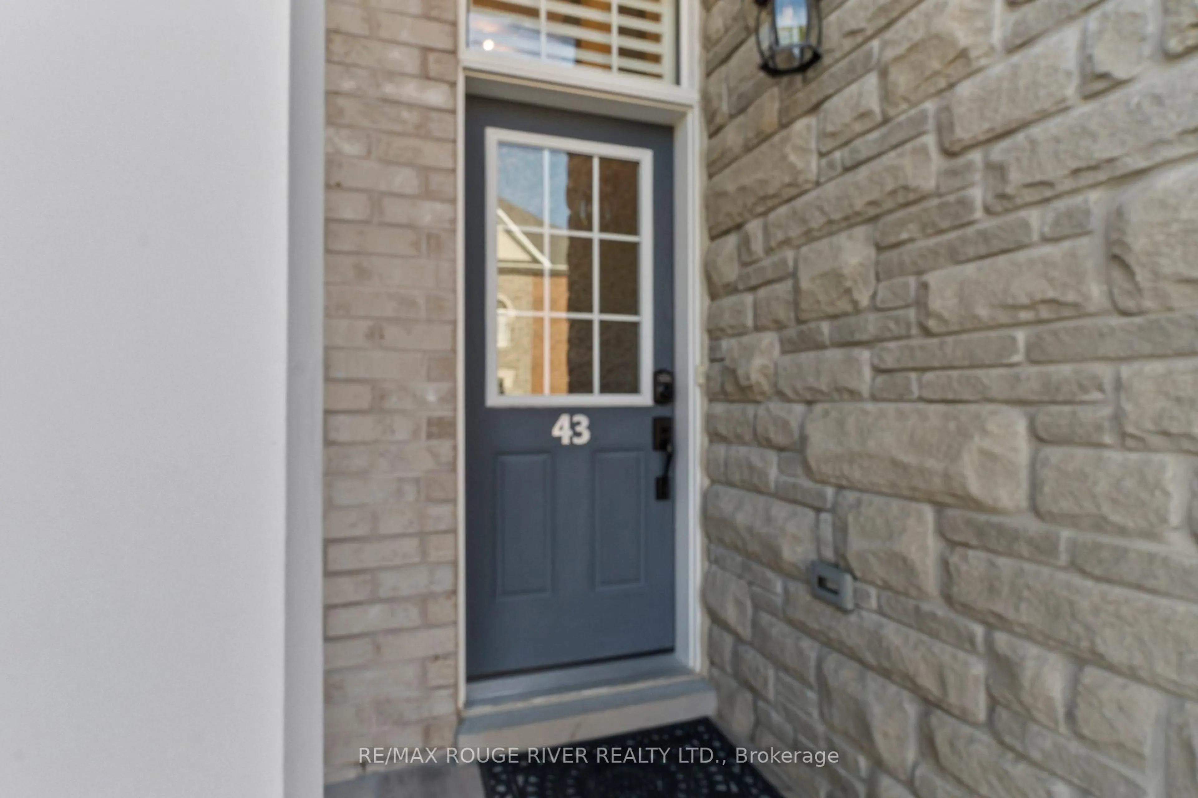 Indoor entryway for 530 Kingston Rd #43, Pickering Ontario L1V 3N7