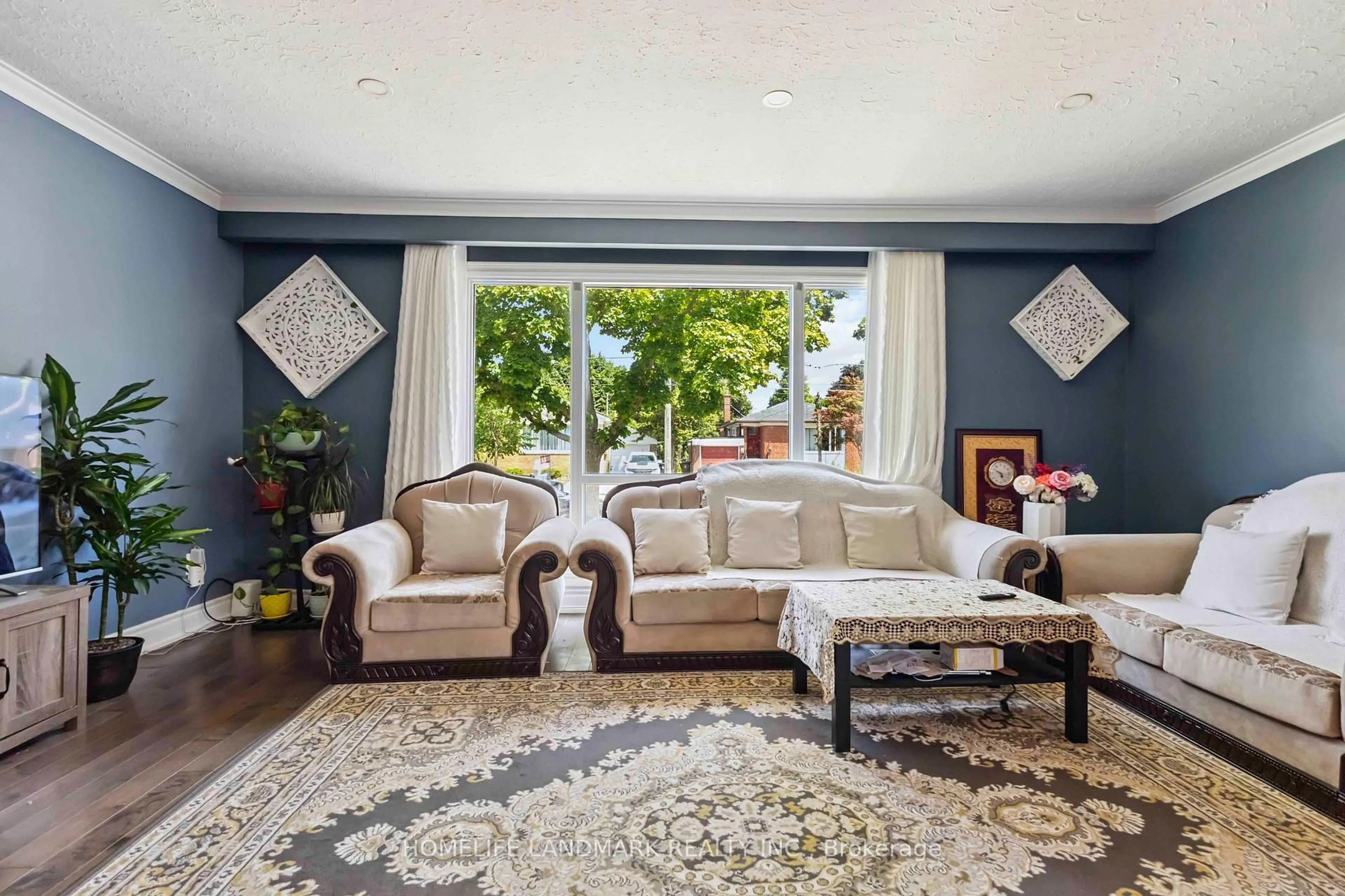 Living room with furniture, unknown for 260 Chine Dr, Toronto Ontario M1M 2L8